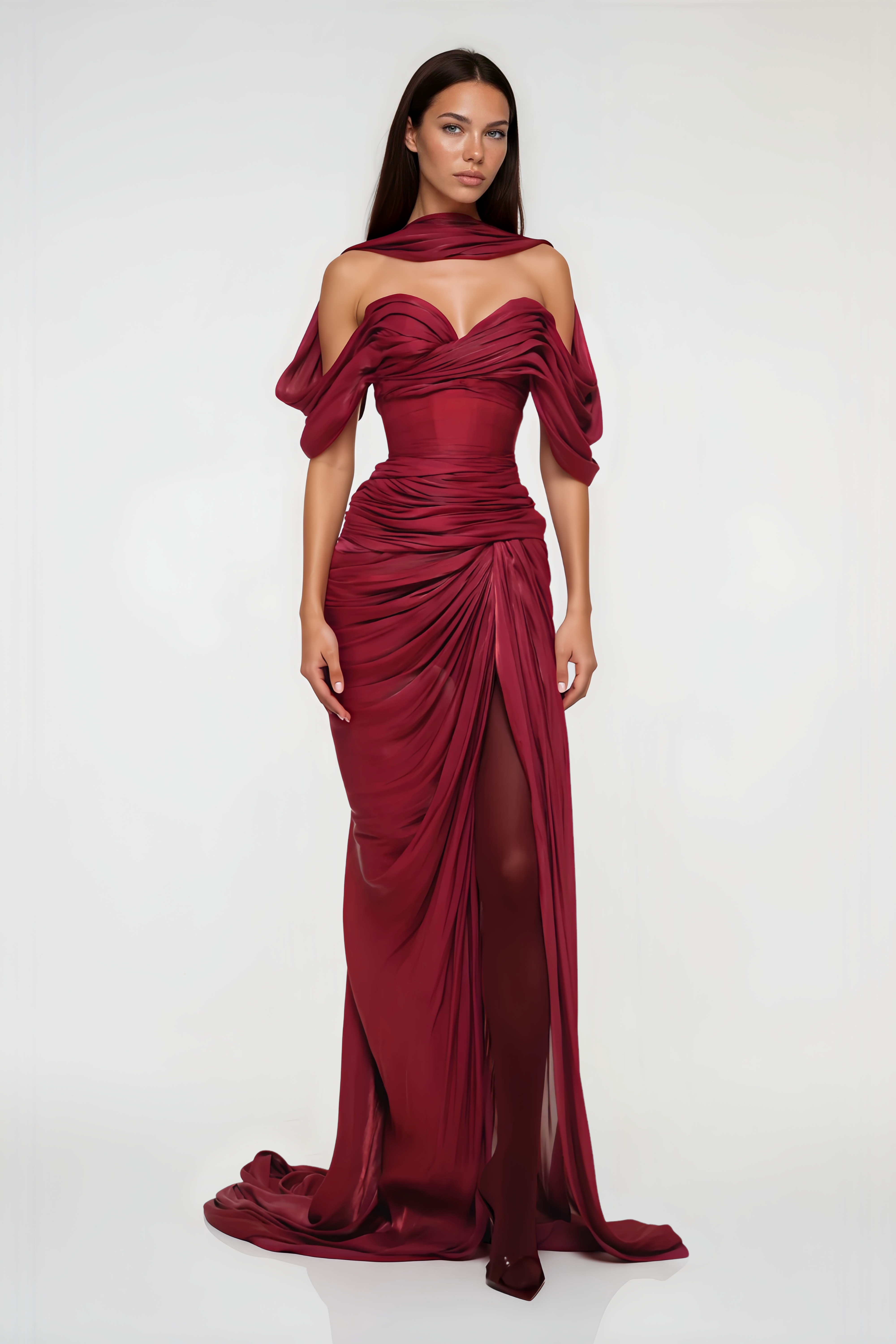 Robe longue bordeaux à épaules dénudées, avec un corsage froncé, des manches drapées et un foulard assorti