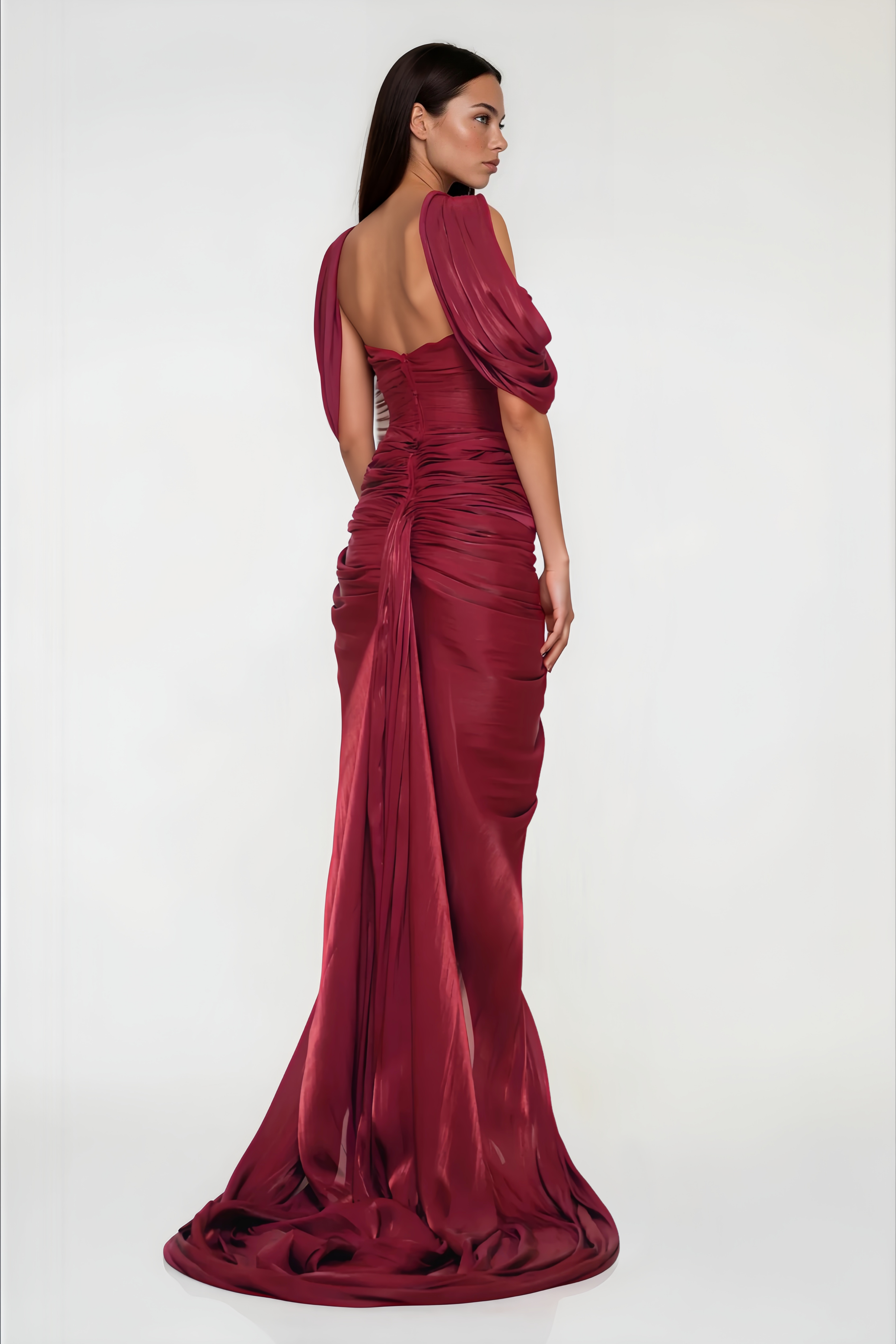 Robe longue bordeaux à épaules dénudées, avec un corsage froncé, des manches drapées et un foulard assorti