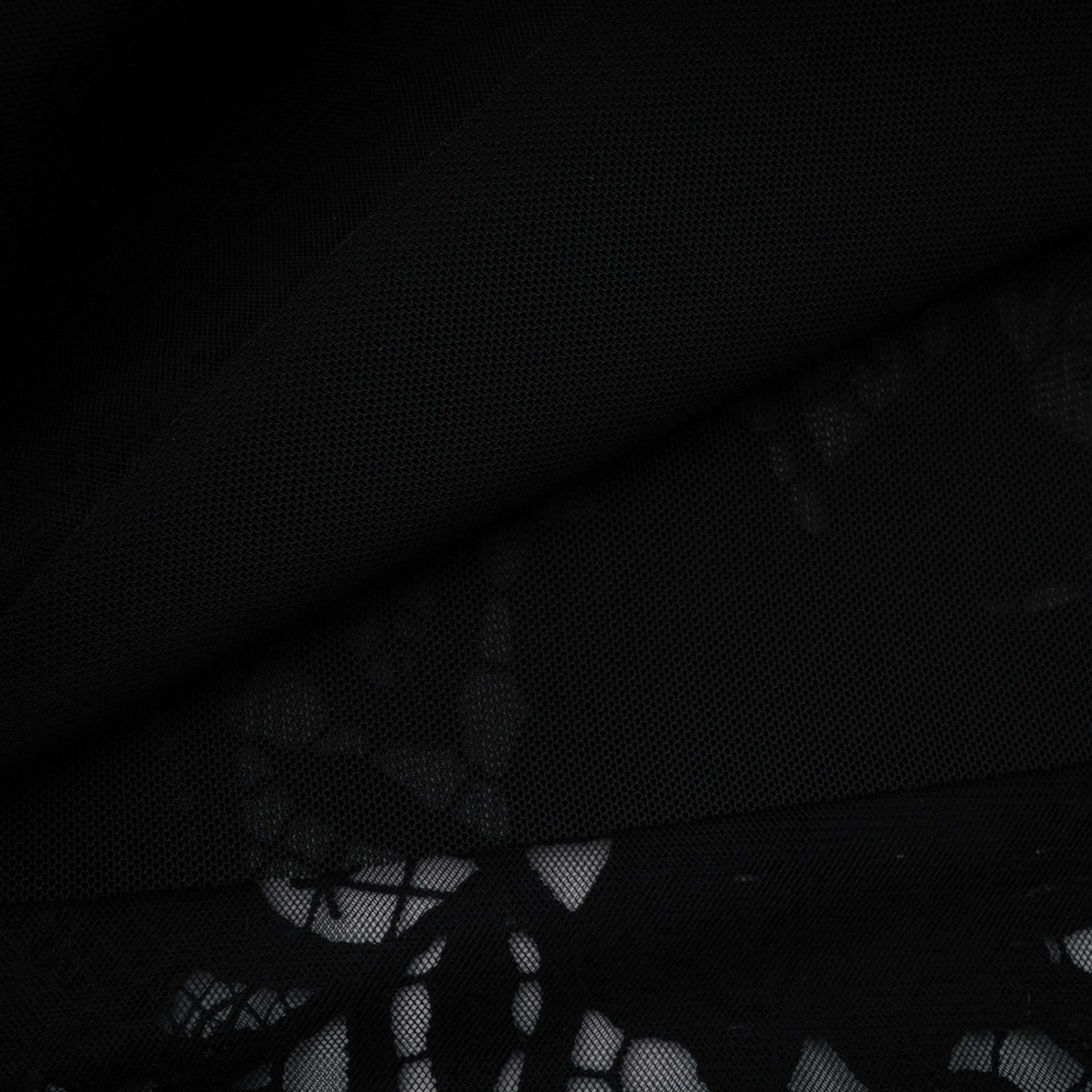 فستان طويل من الدانتيل المطرز باللون الأسود من ماركة «هيكاتي» مع زخارف زهور ثلاثية الأبعاد