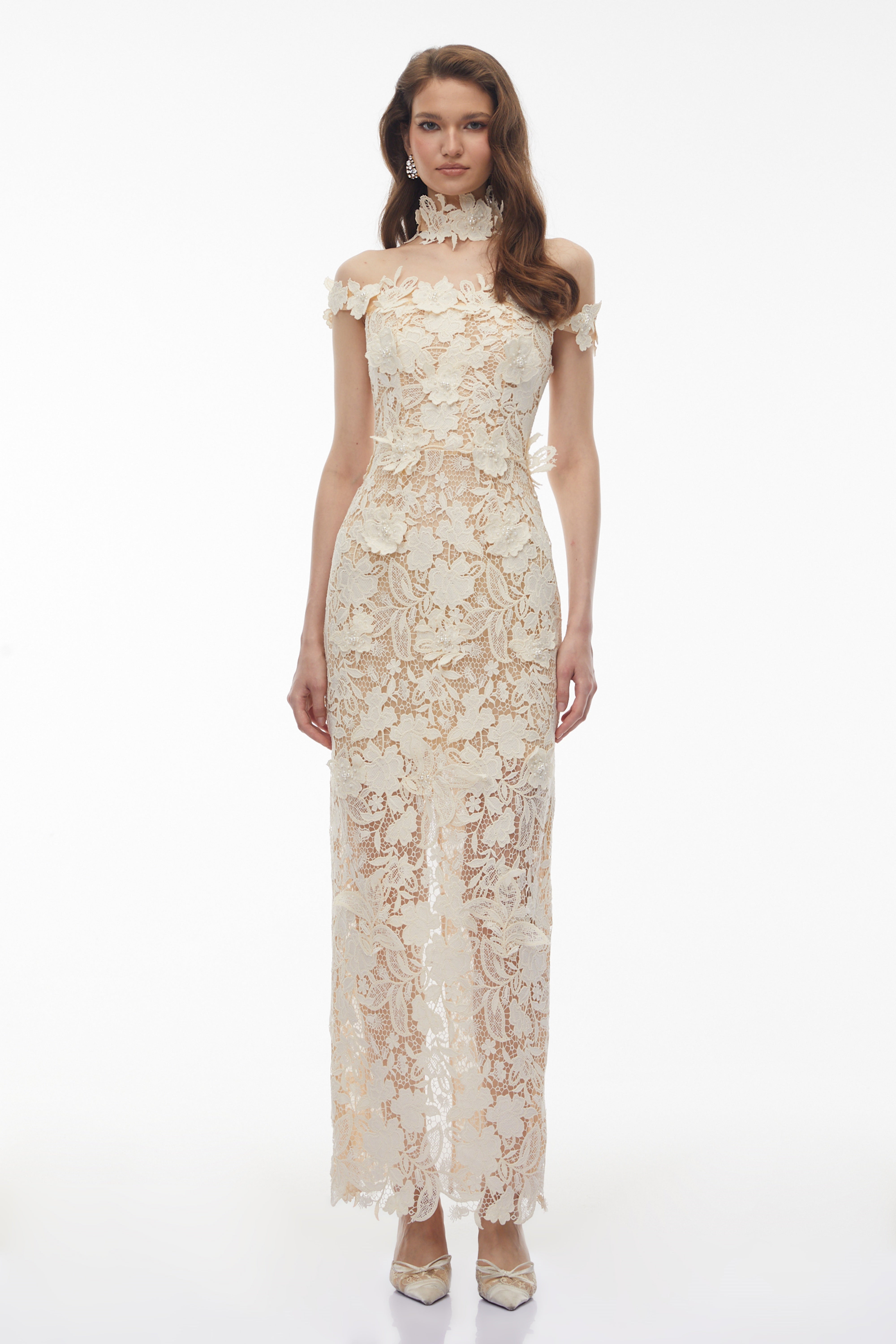 فستان مكشوف الكتفين مزين بزخارف من الدانتيل المزين بالزهور