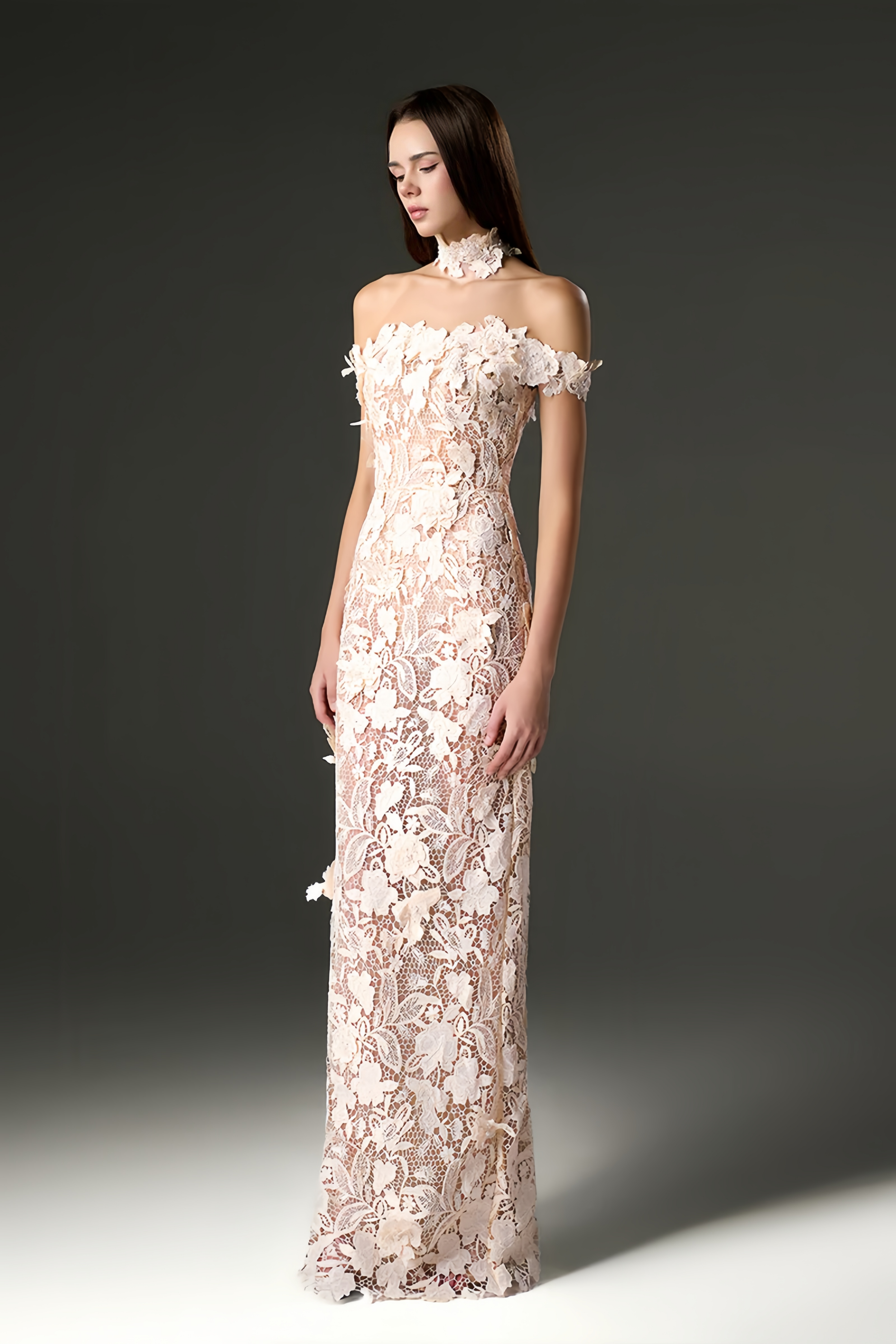 Kleid mit schulterfreiem Ausschnitt und floralen Spitzenapplikationen