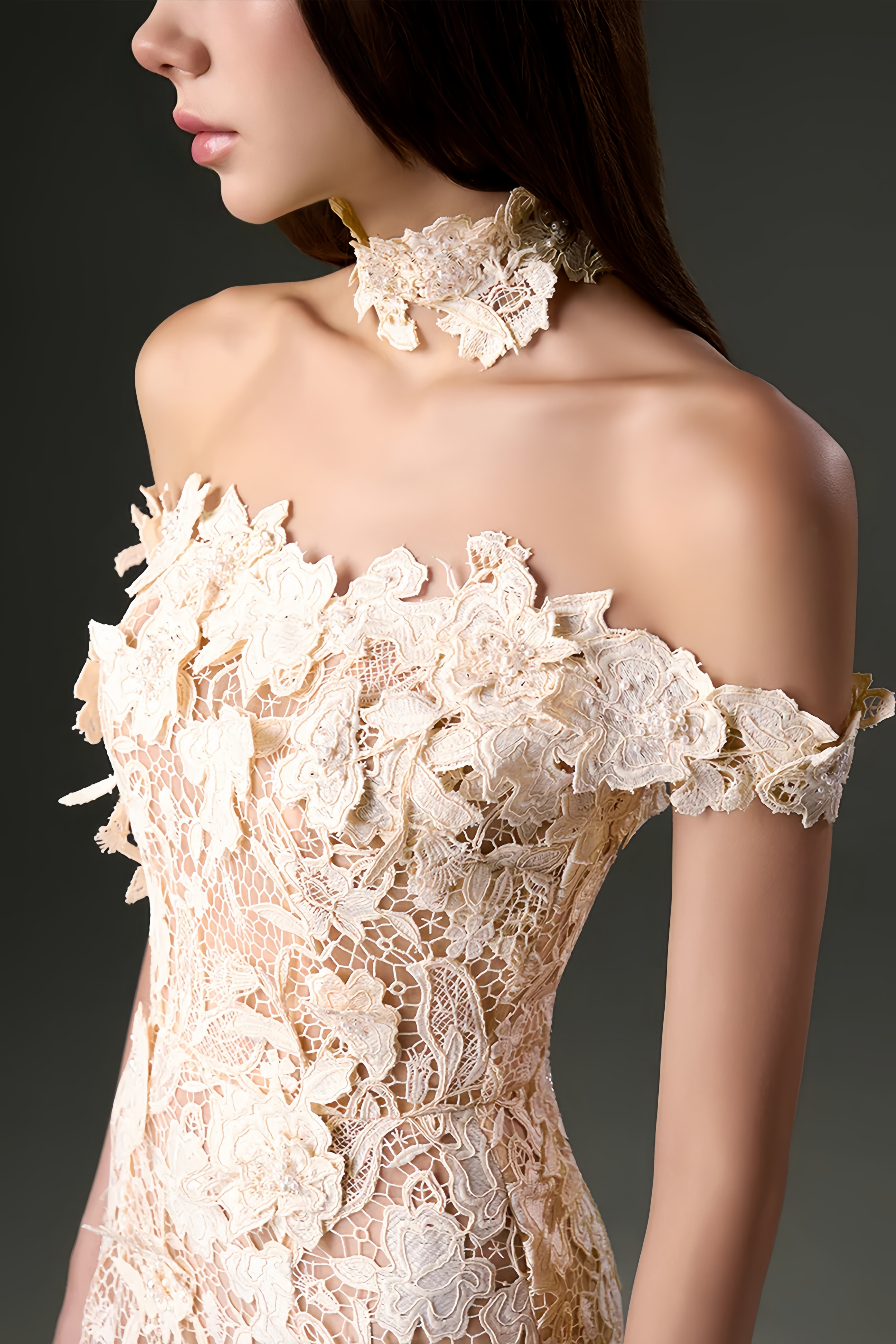 Kleid mit schulterfreiem Ausschnitt und floralen Spitzenapplikationen