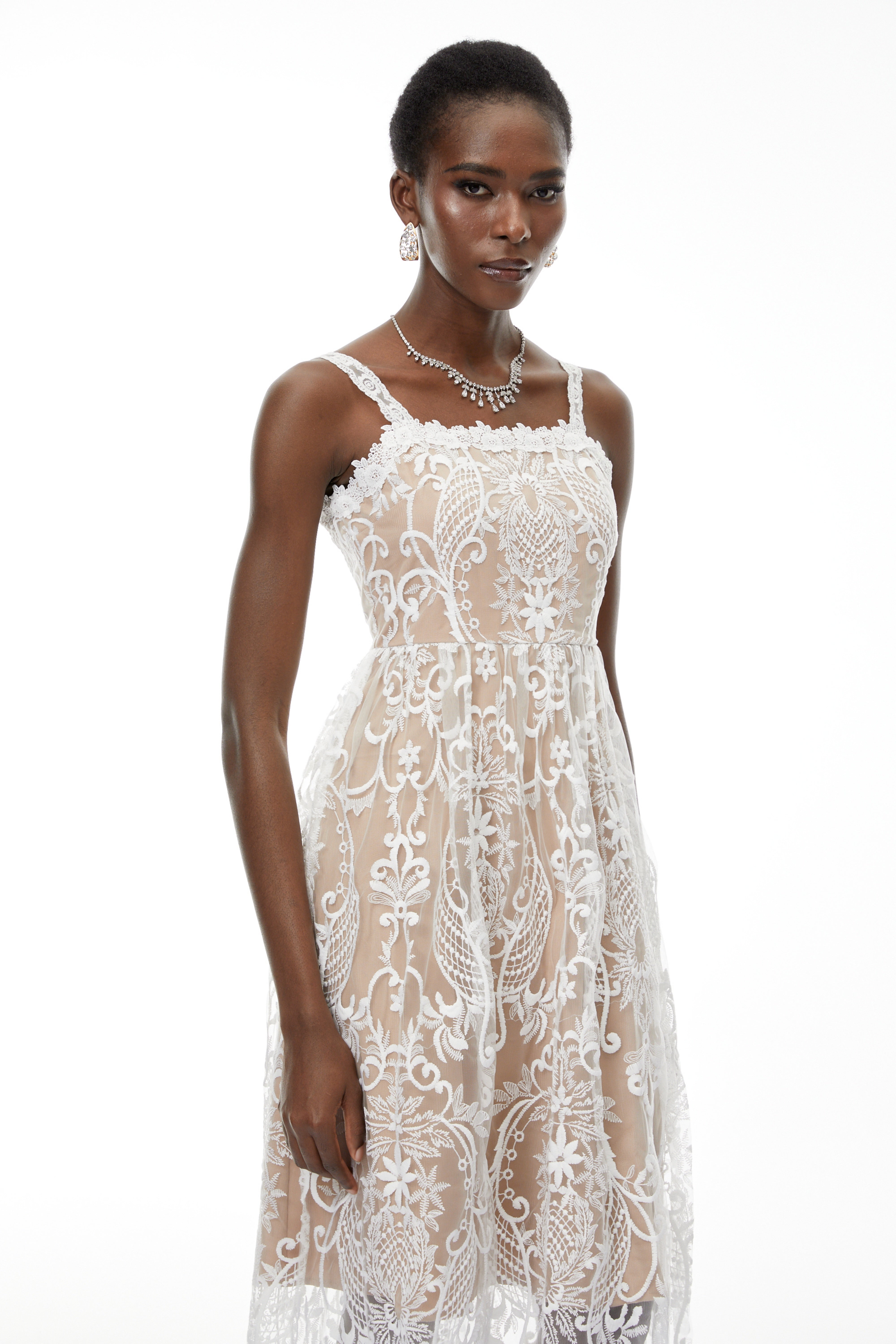 Hermione – Midi-Kleid aus weißer Spitze mit Blumenstickerei