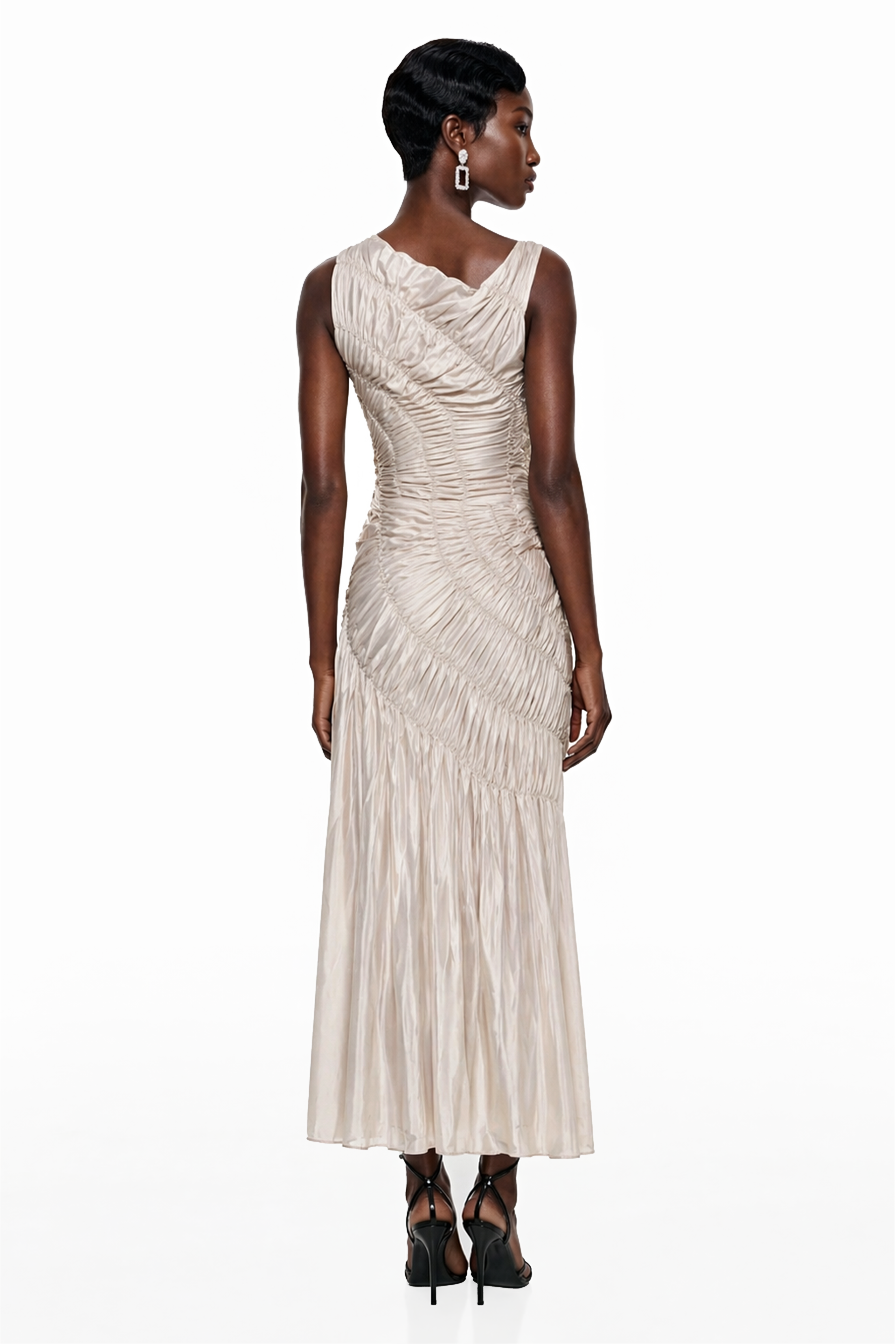 فستان ماكسي غير متماثل من هيستيا بشامبانيا ومزين بكشكشة