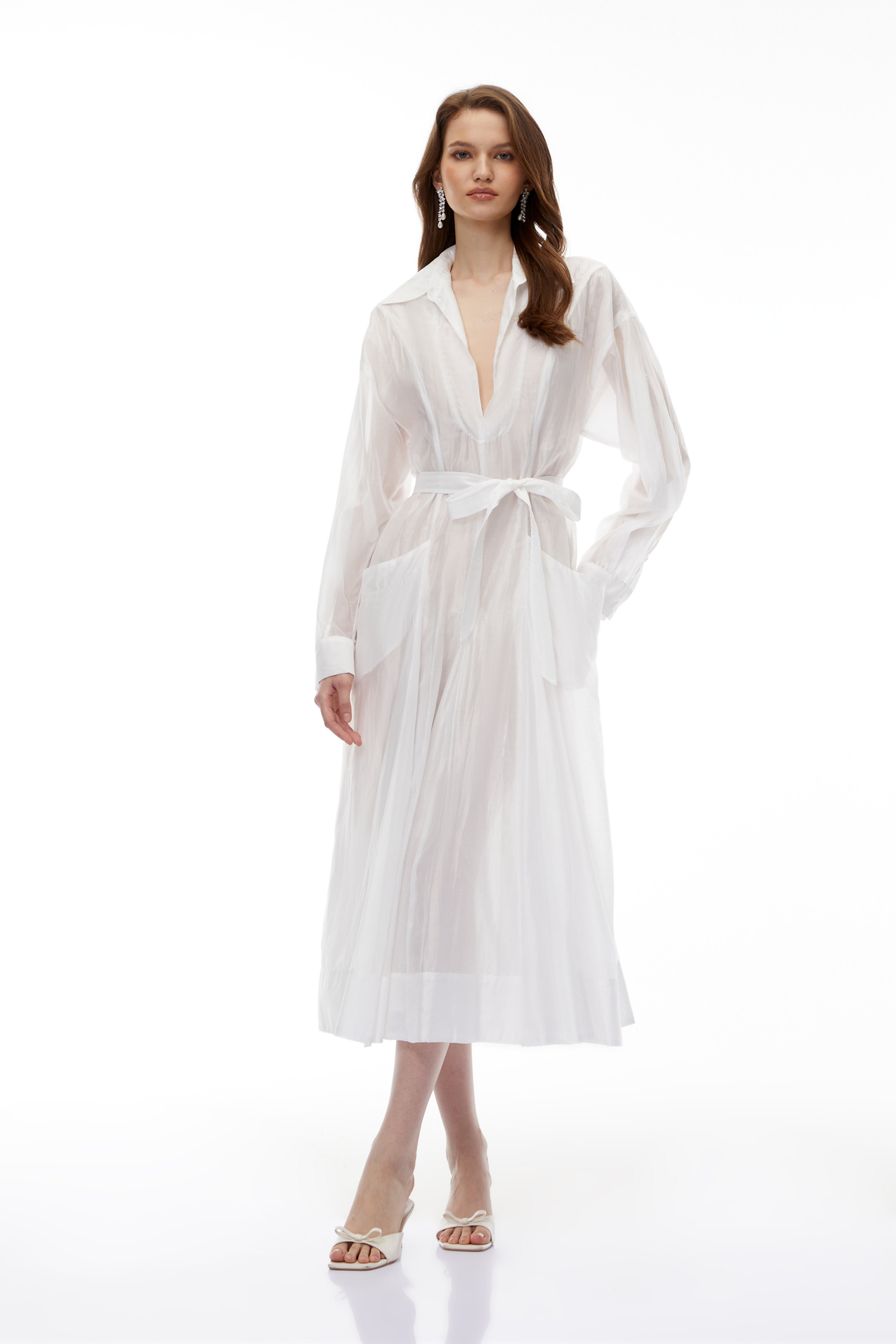 Hortensia – Weißes Maxikleid mit tiefem Ausschnitt und ausgestelltem Rock