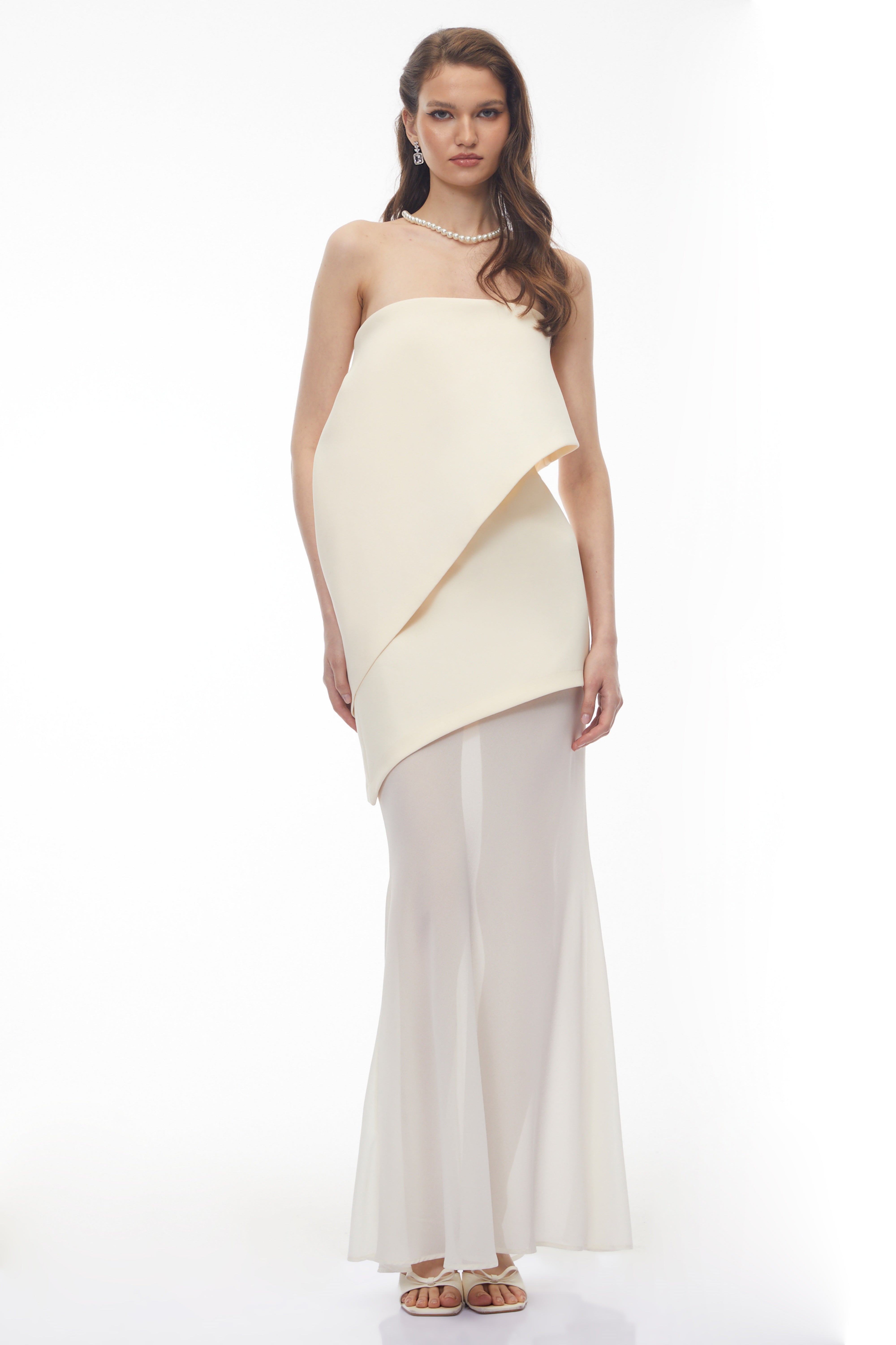 فستان طويل غير متماثل من شبكة شفافة باللون الأبيض العاجي من Idalina