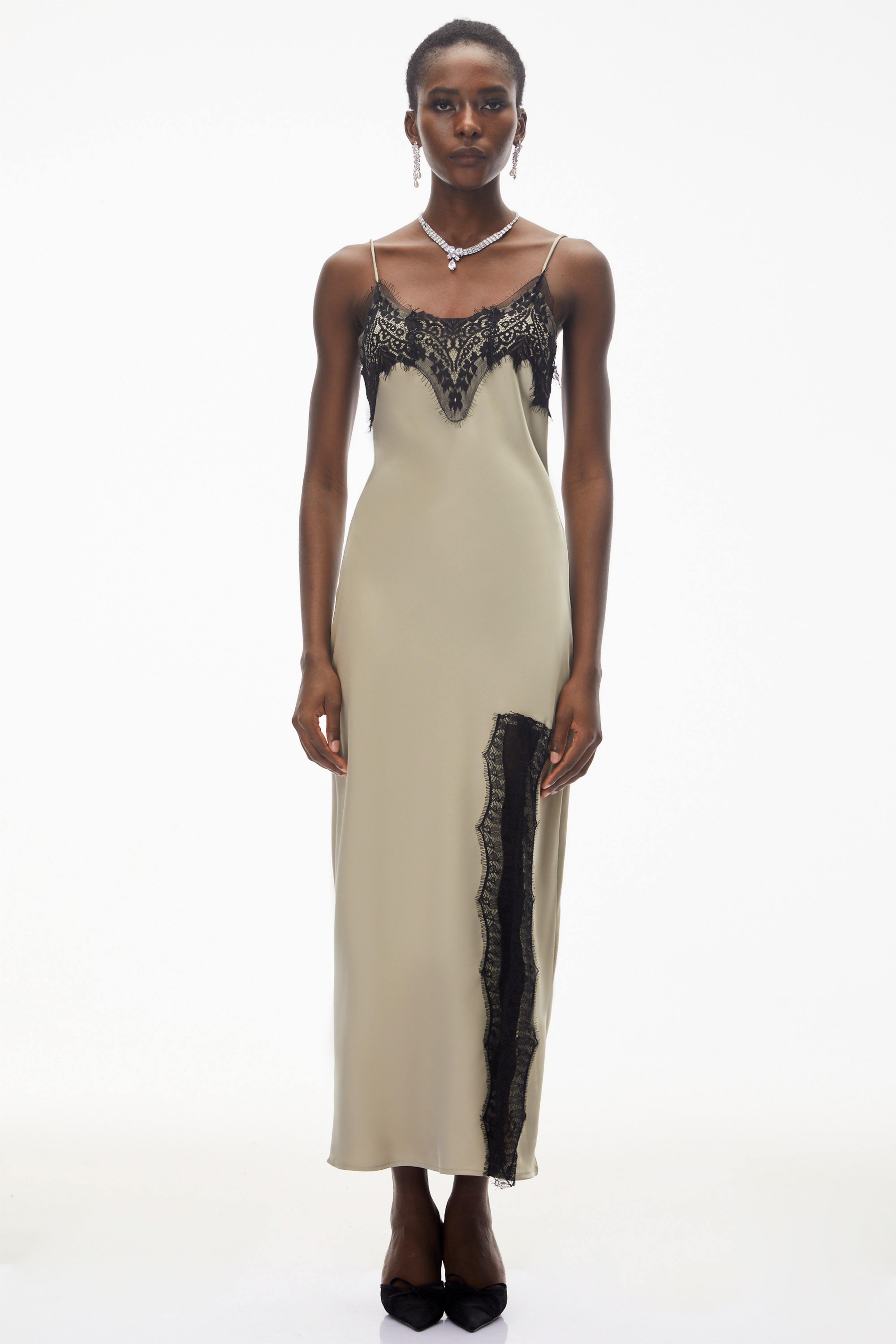 فستان طويل من الساتان باللون الأخضر الفاتح من Ilmatar مع أجزاء من الدانتيل