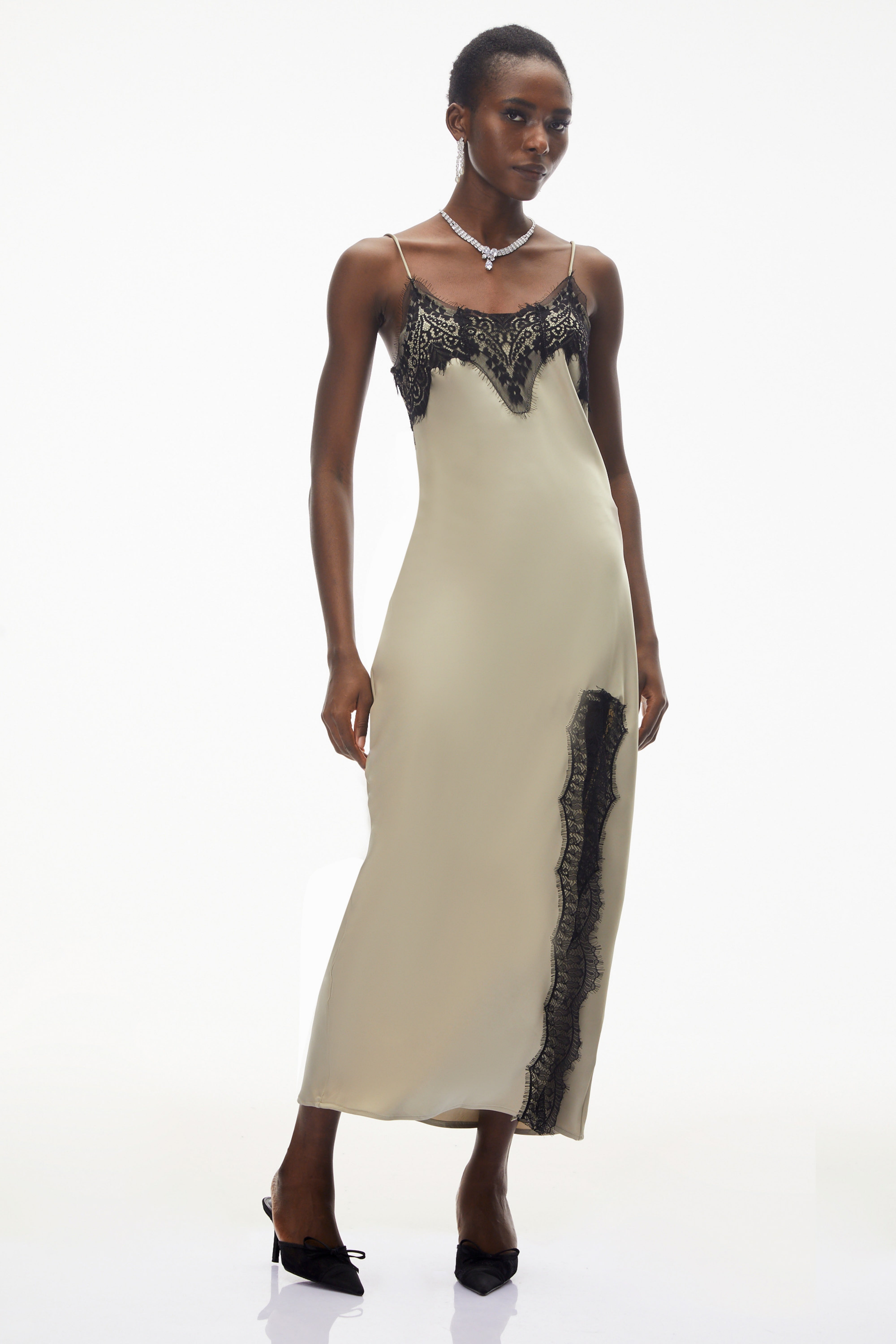 فستان طويل من الساتان باللون الأخضر الفاتح من Ilmatar مع أجزاء من الدانتيل