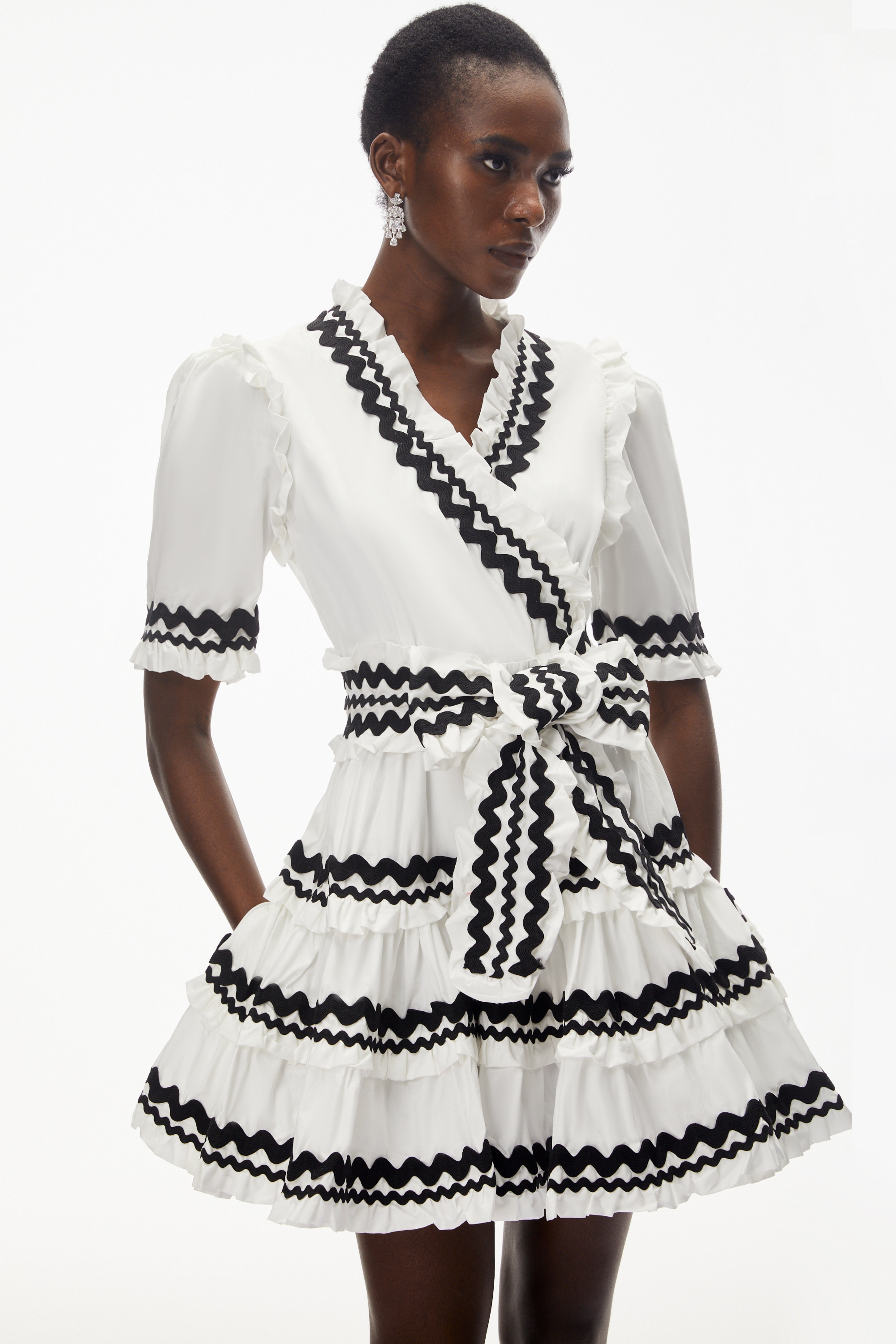 فستان قصير من إنانا وايت برقبة على شكل V وكشكشة