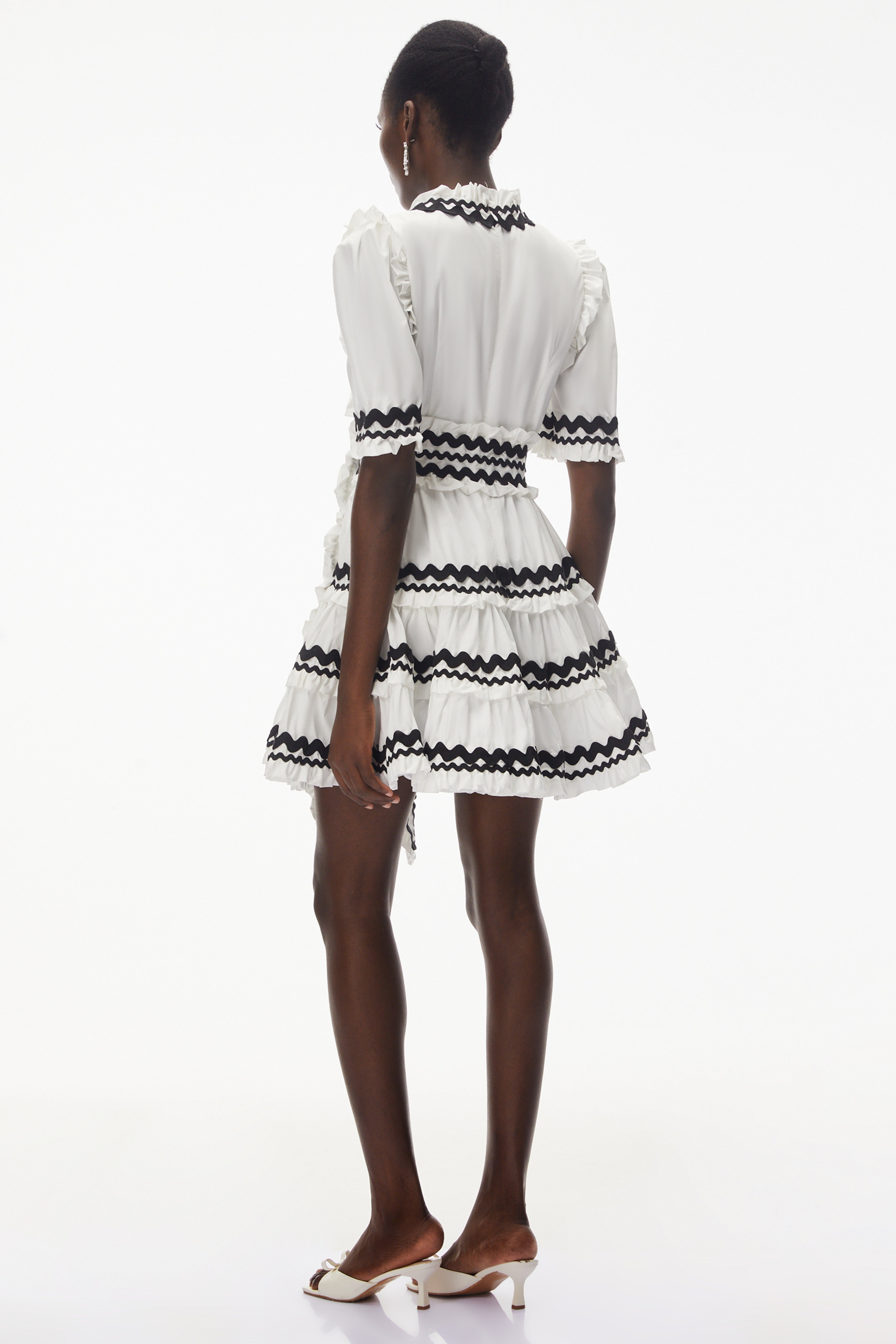 فستان قصير من إنانا وايت برقبة على شكل V وكشكشة