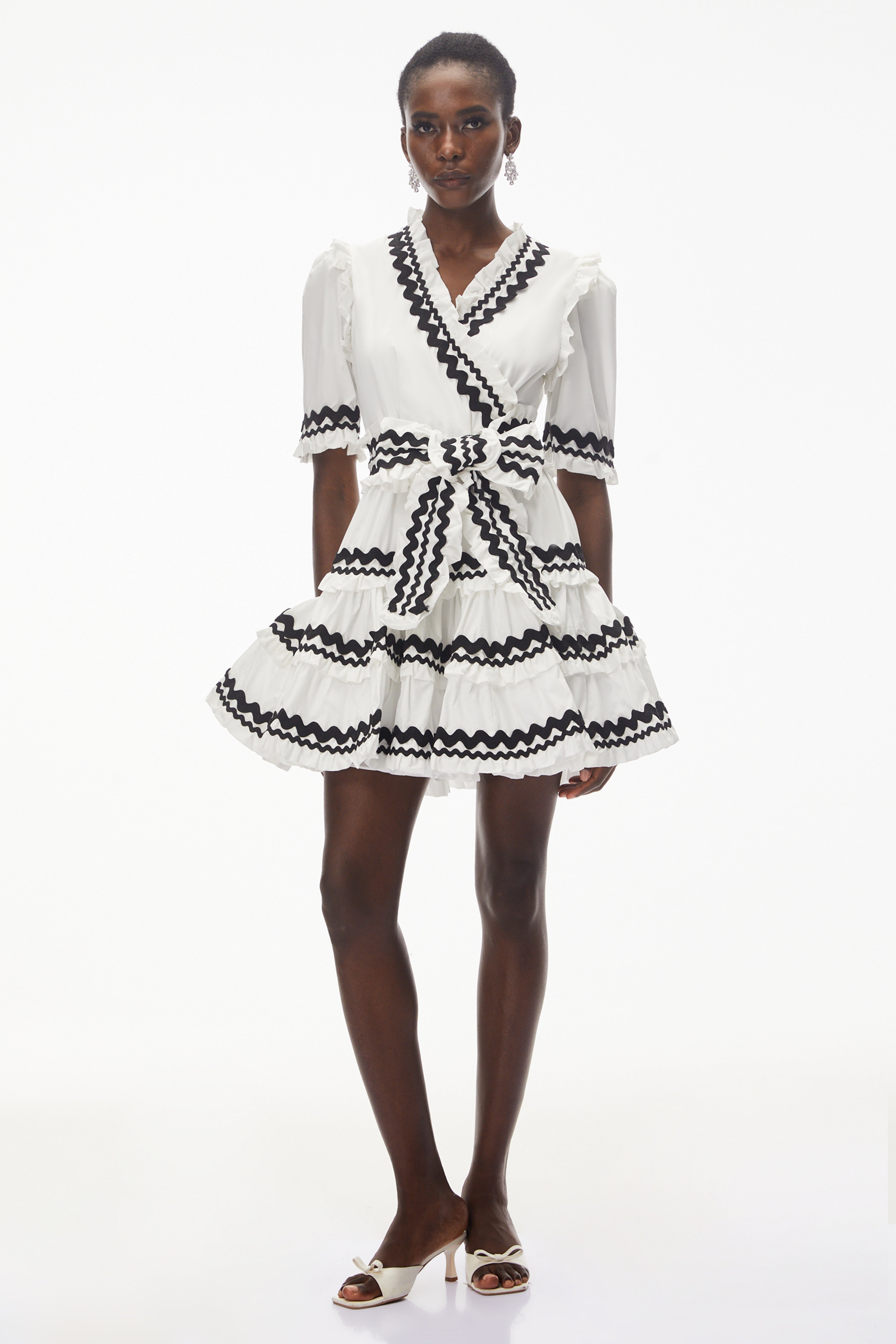 فستان قصير من إنانا وايت برقبة على شكل V وكشكشة