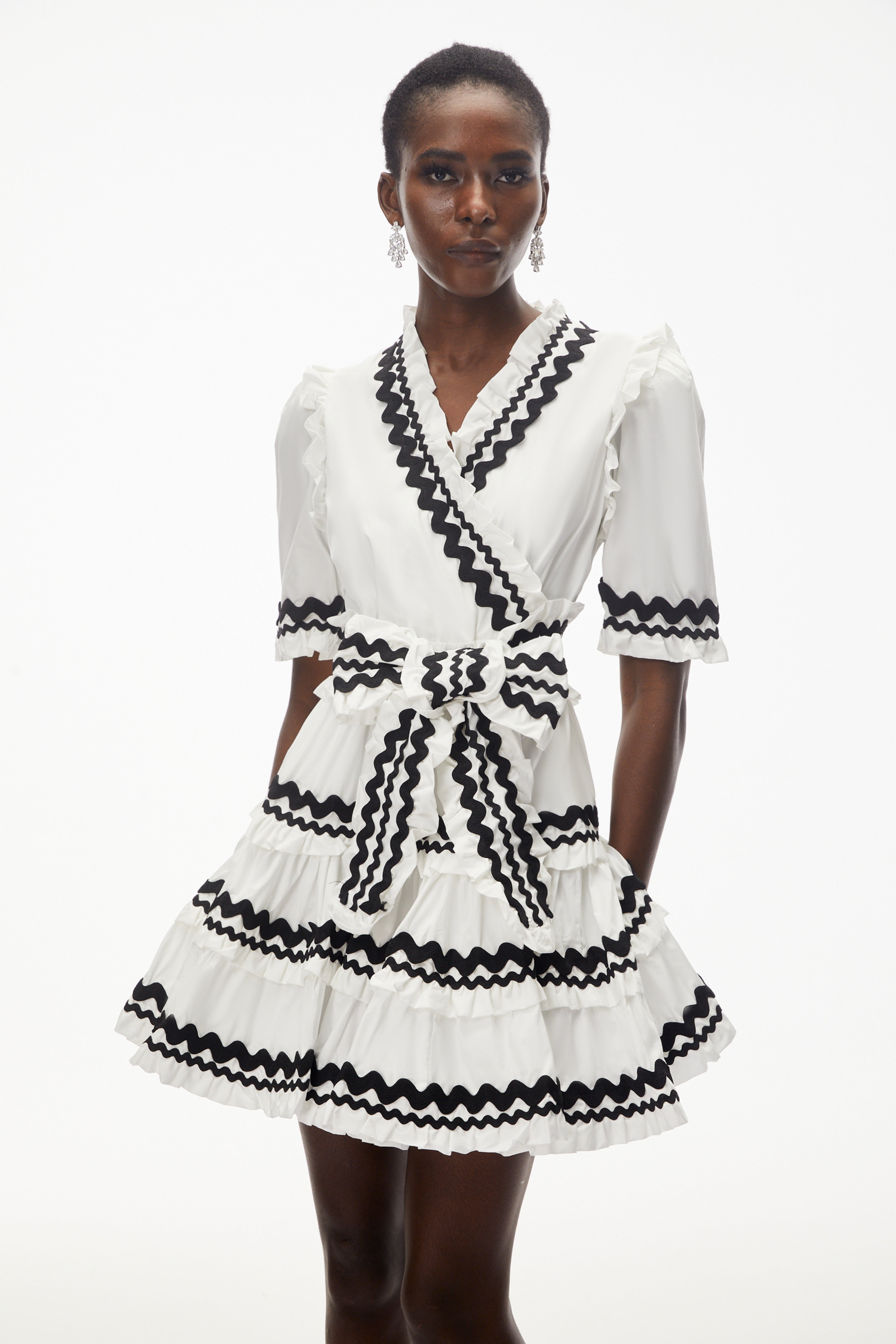 فستان قصير من إنانا وايت برقبة على شكل V وكشكشة