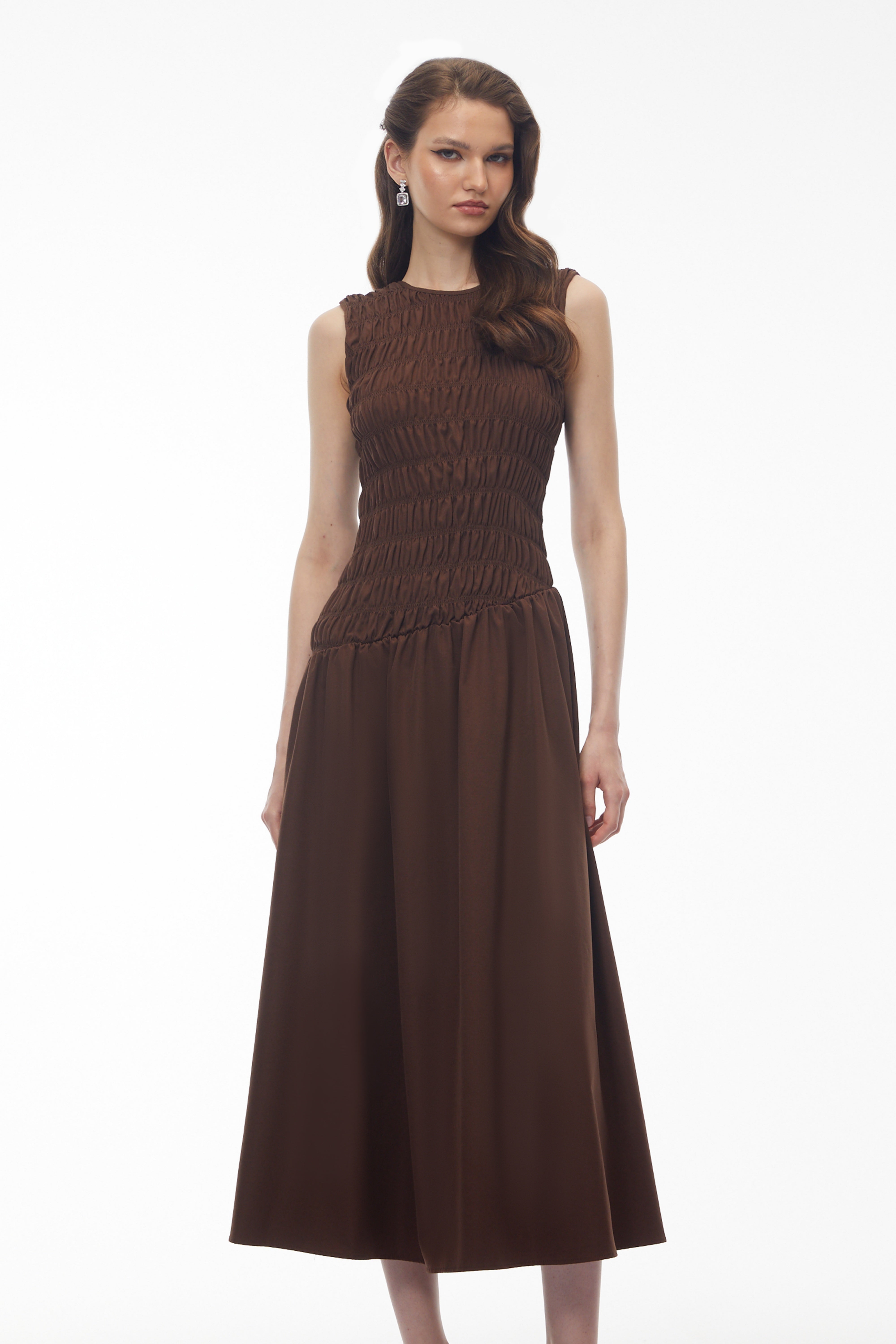 Robe midi asymétrique froncée Iolanthe, couleur chocolat