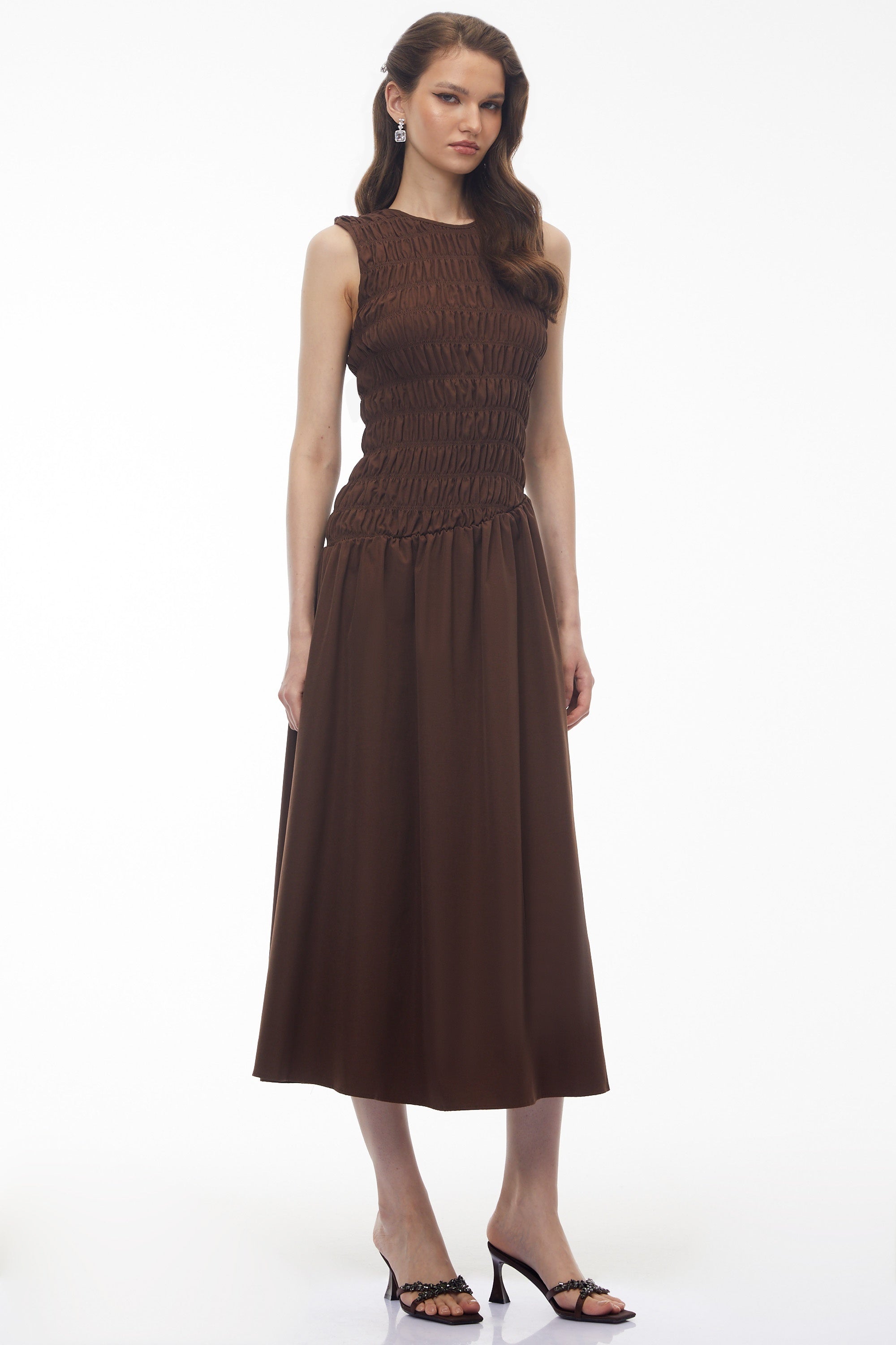 Robe midi asymétrique froncée Iolanthe, couleur chocolat