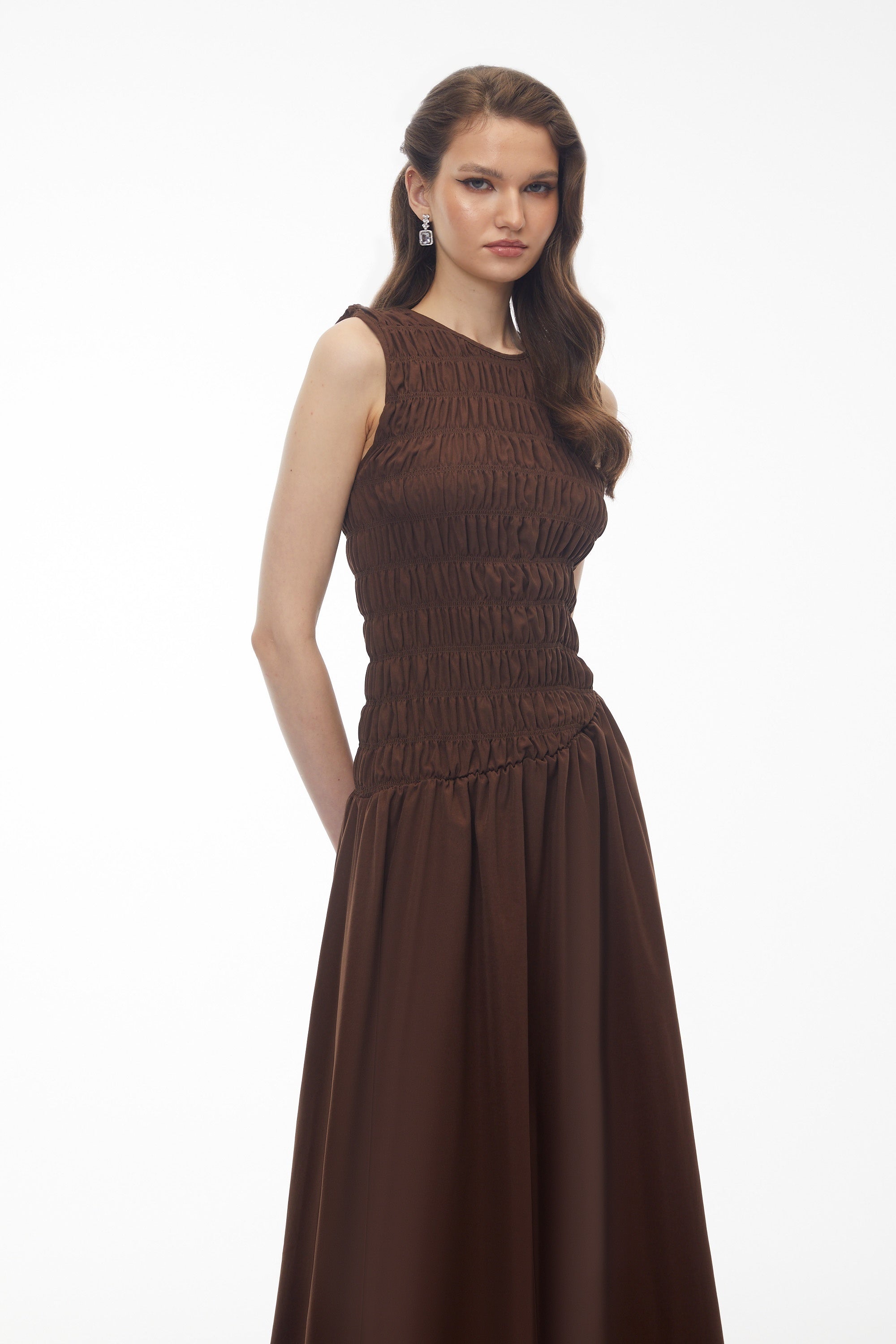 Robe midi asymétrique froncée Iolanthe, couleur chocolat