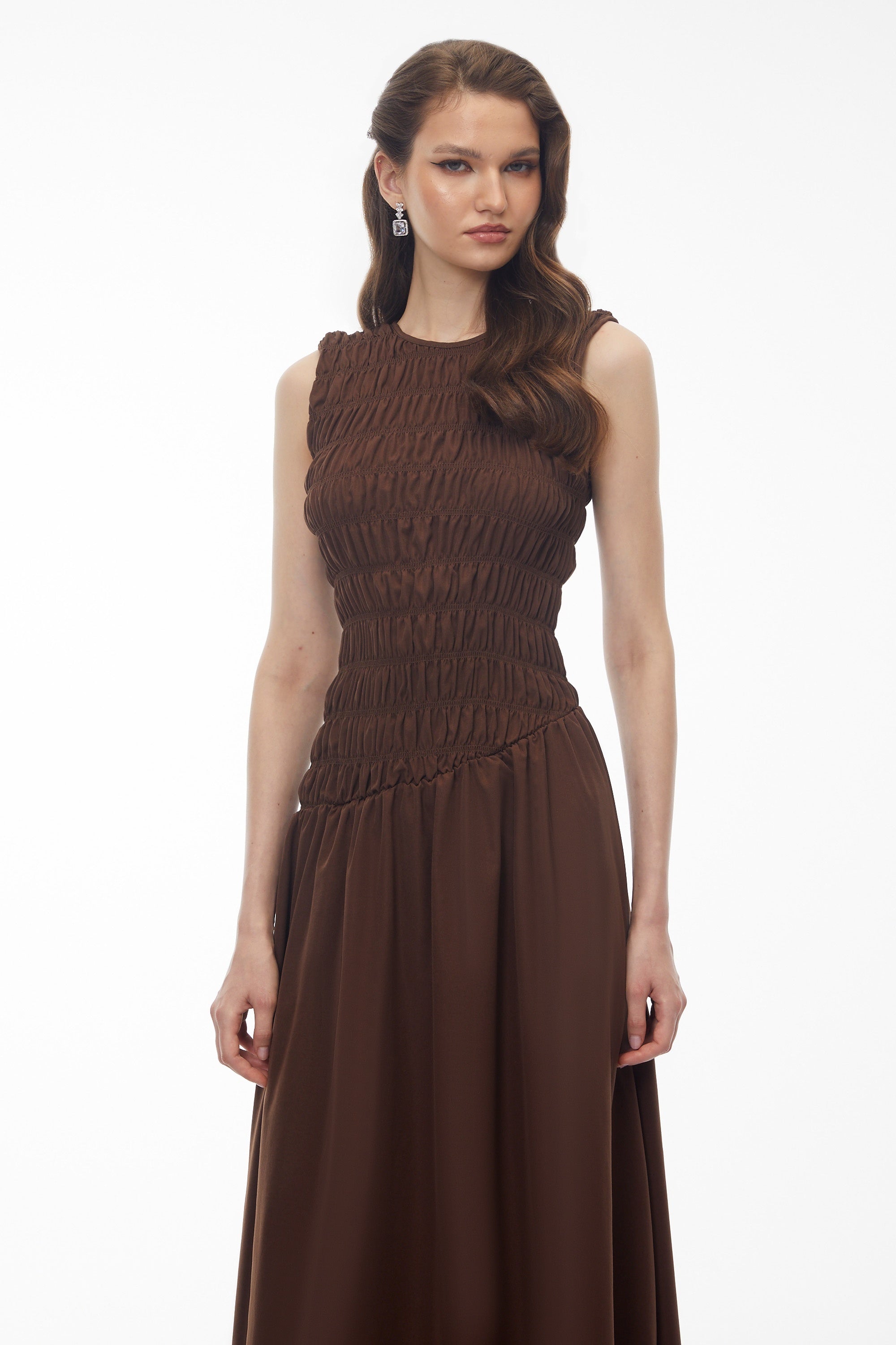 Robe midi asymétrique froncée Iolanthe, couleur chocolat