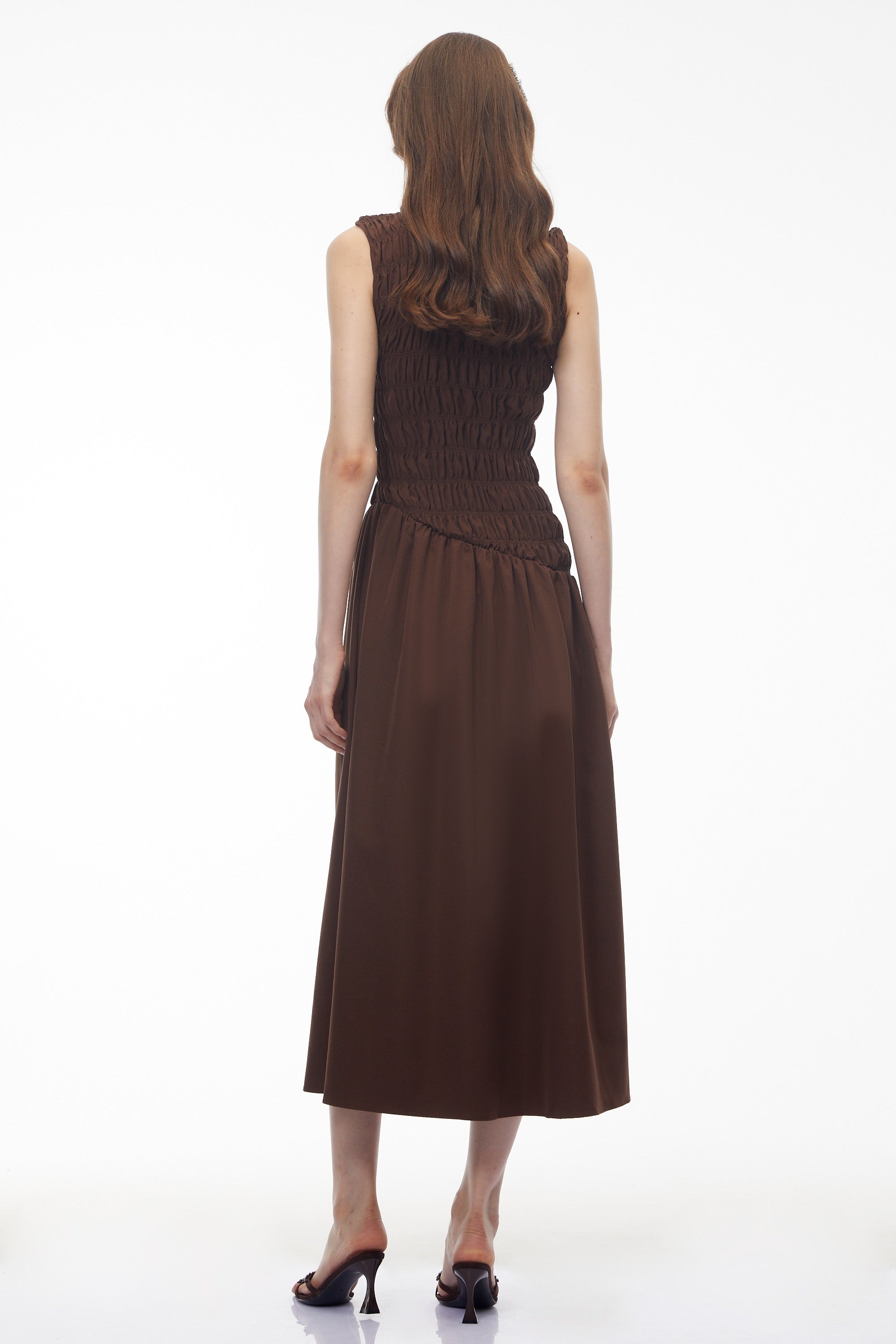 Robe midi asymétrique froncée Iolanthe, couleur chocolat