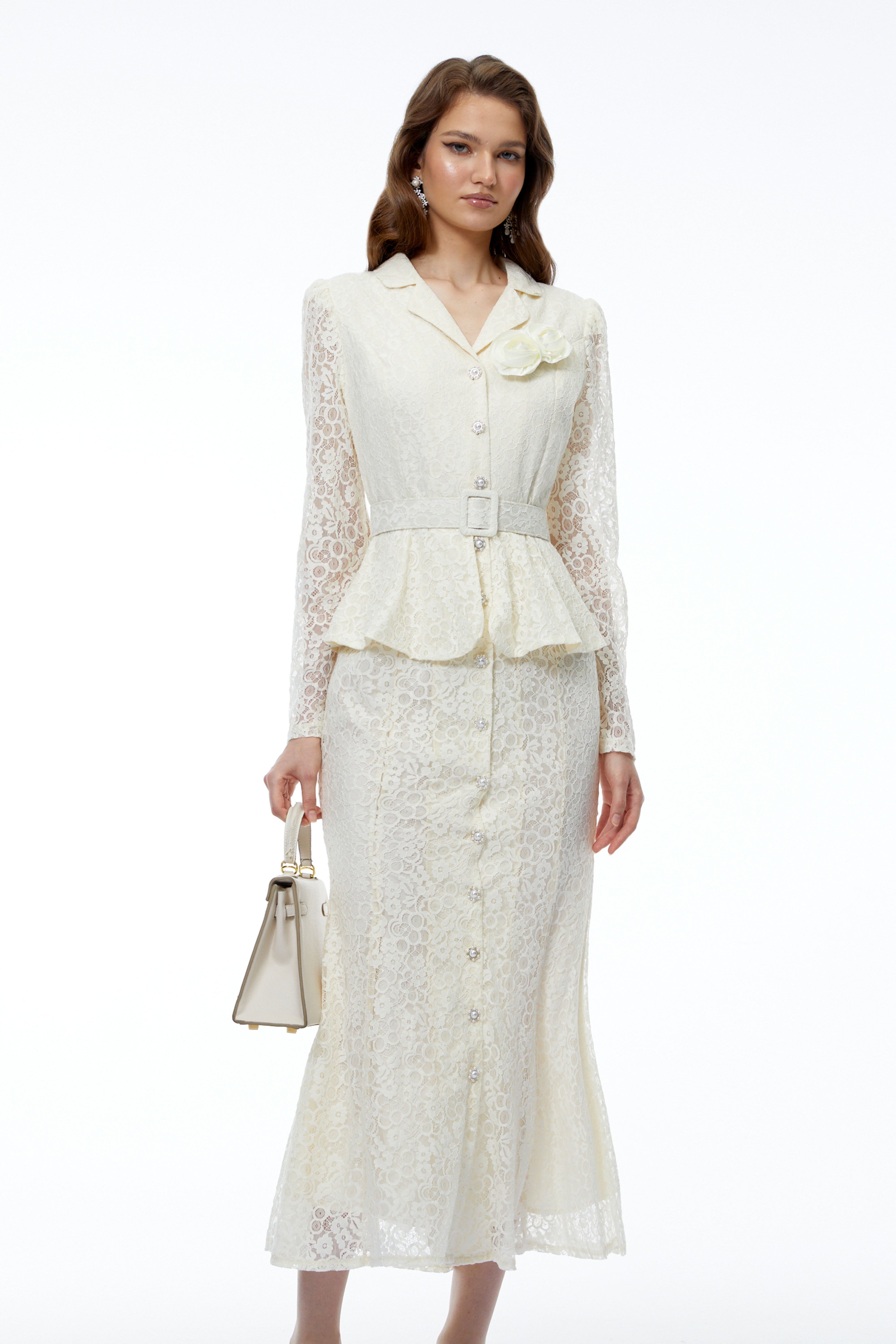 Robe longue en dentelle crème Iona avec motifs floraux en 3D