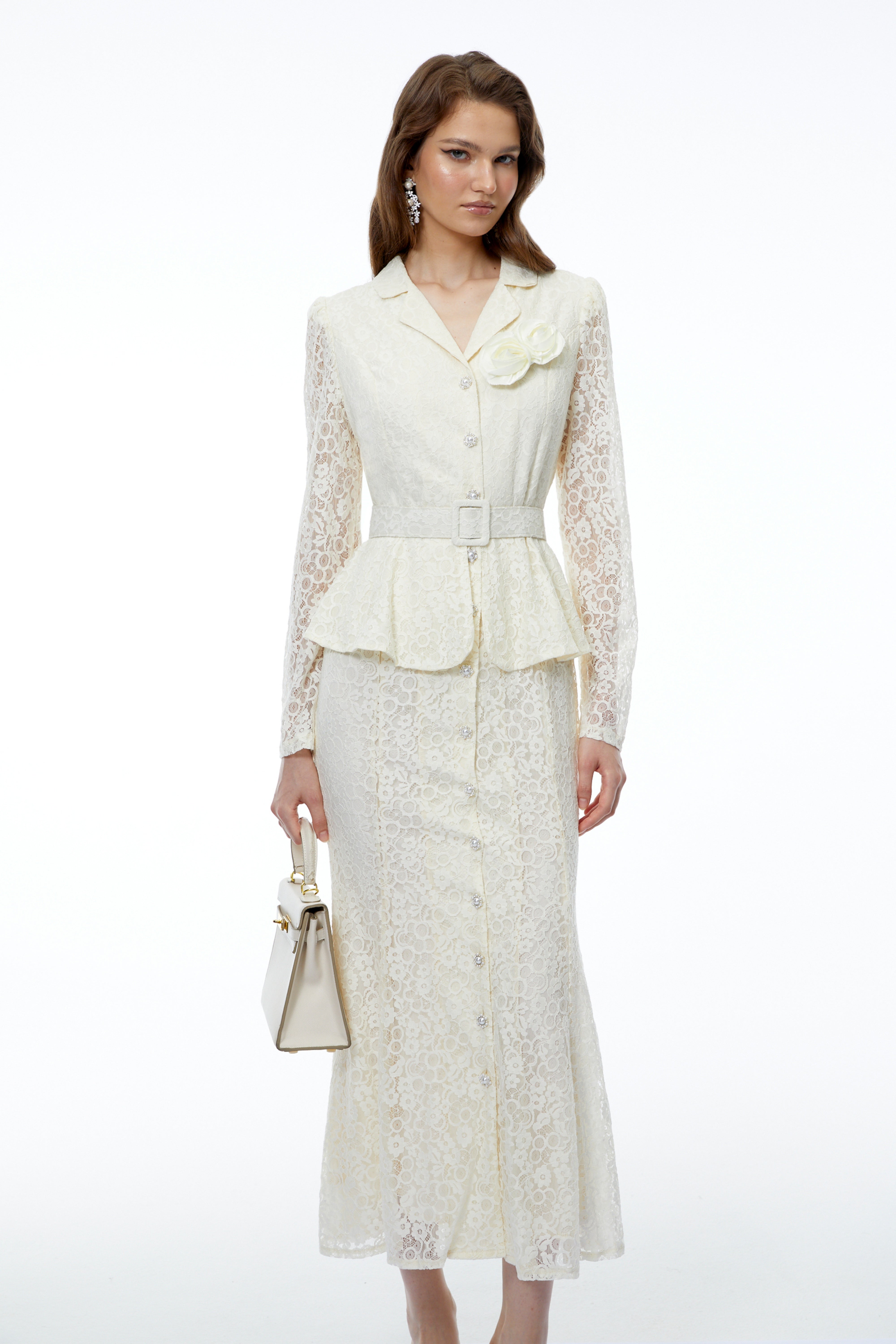 Robe longue en dentelle crème Iona avec motifs floraux en 3D