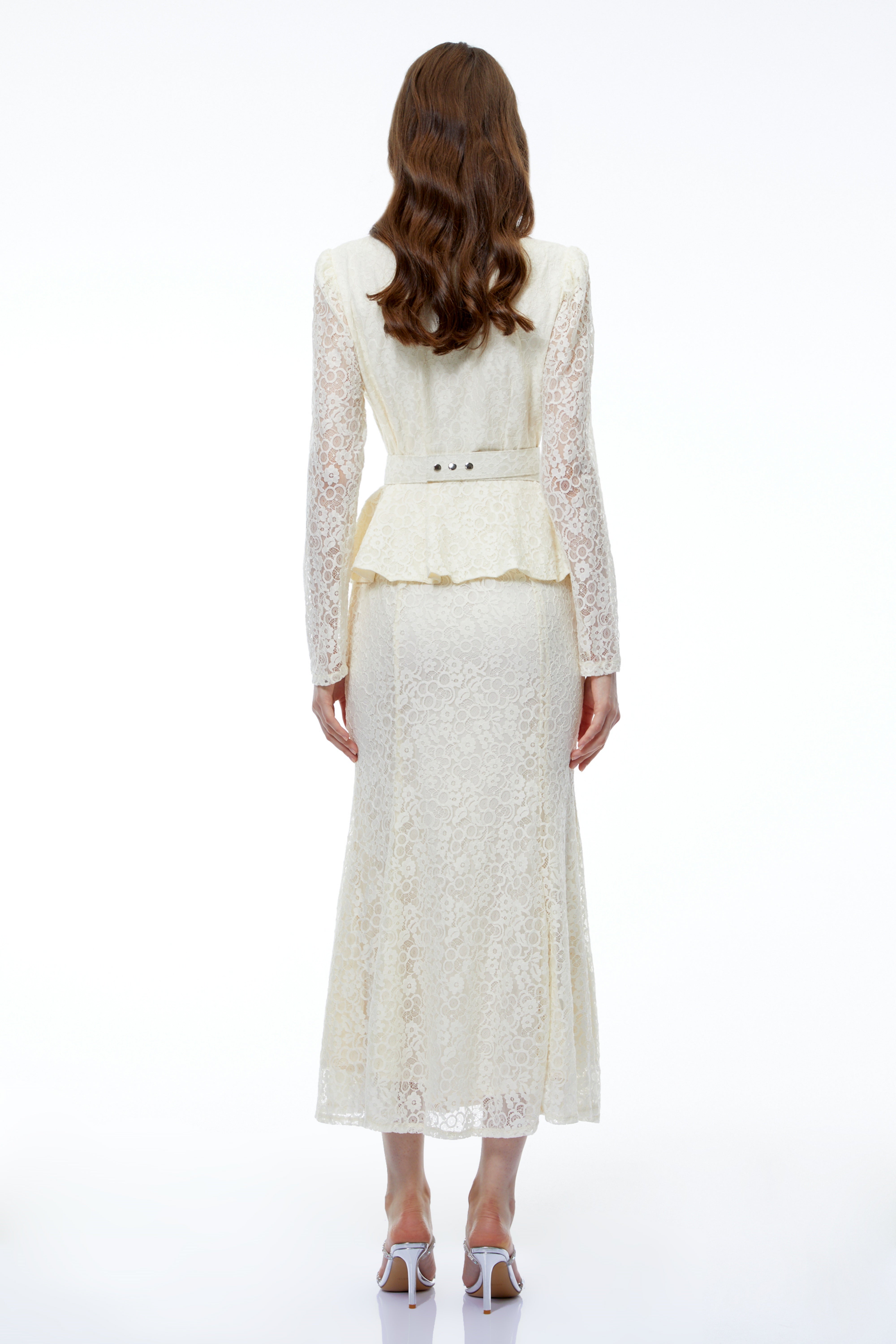 Robe longue en dentelle crème Iona avec motifs floraux en 3D