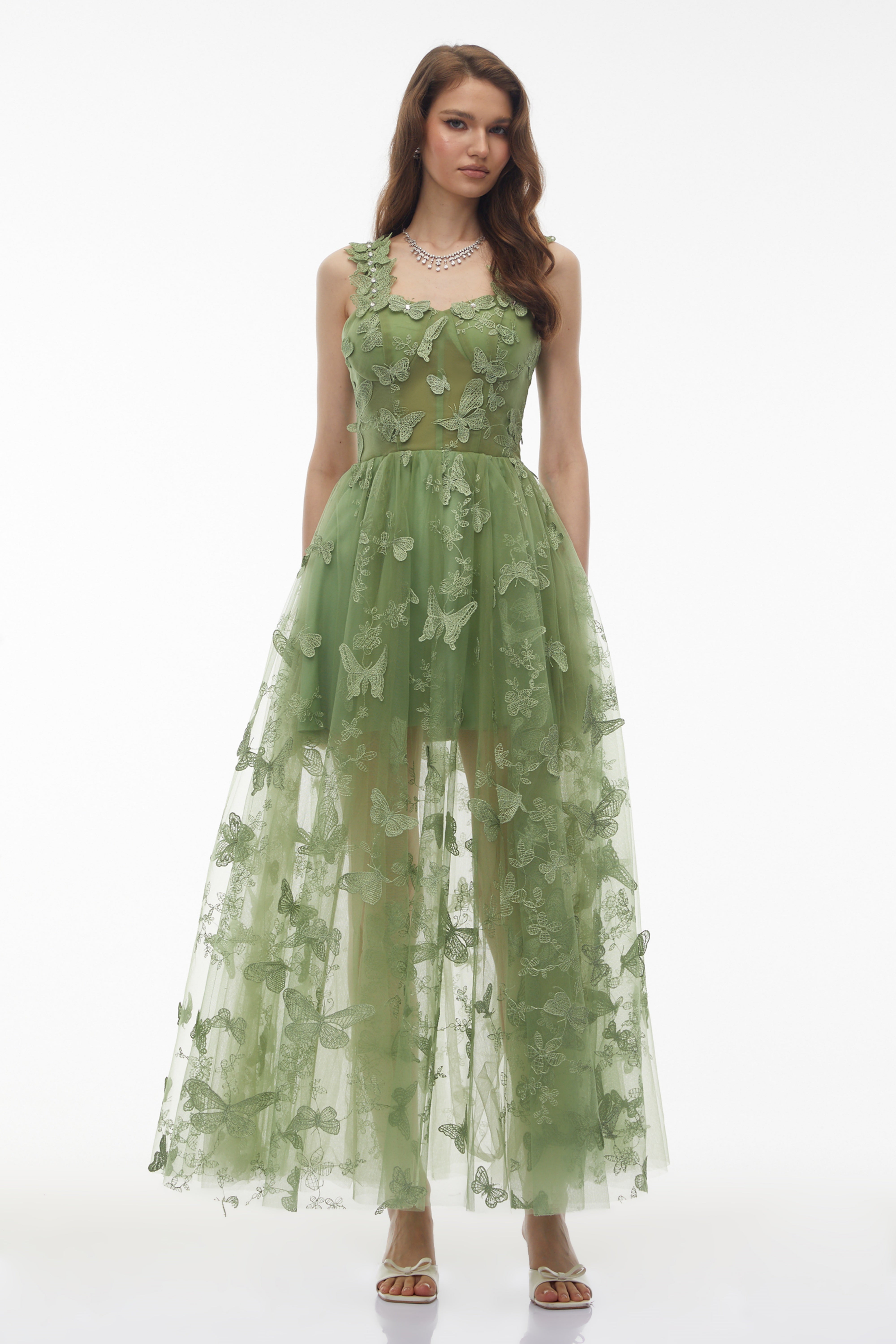 Iris – Maxikleid aus salbeigrünem Tüll mit 3D-Blumen