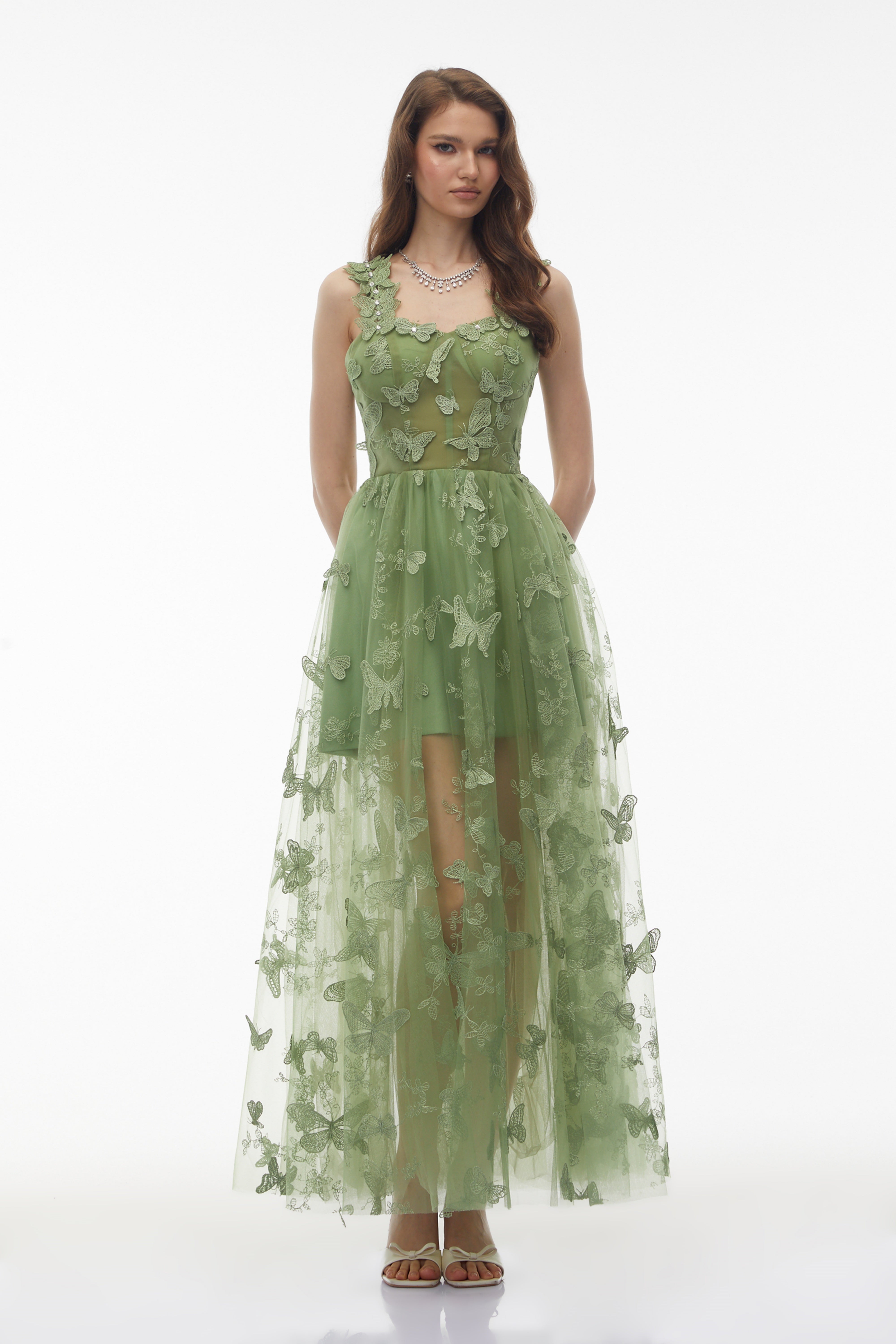 Iris – Maxikleid aus salbeigrünem Tüll mit 3D-Blumen