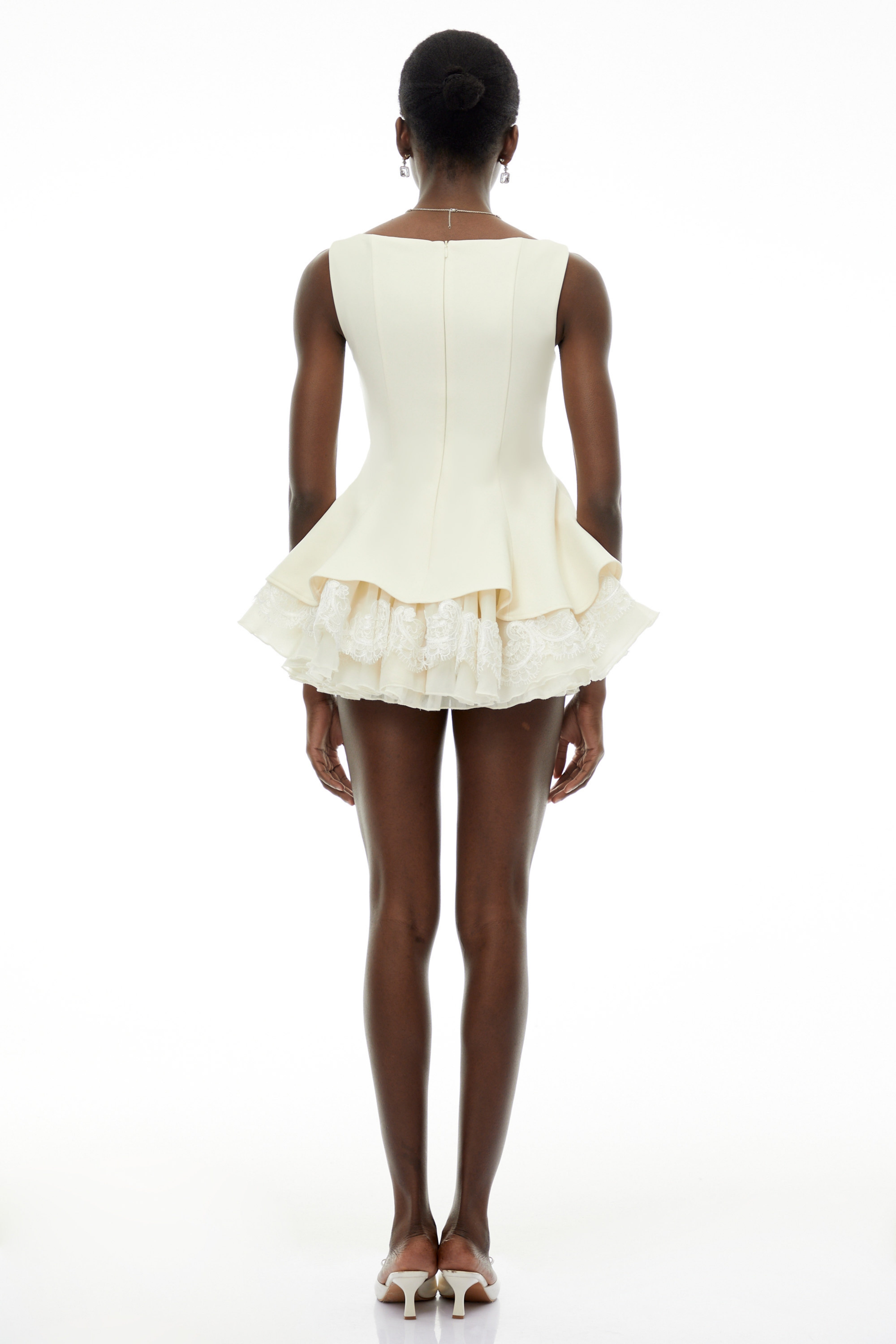 Mini-robe à volants et encolure carrée, couleur blanc iris