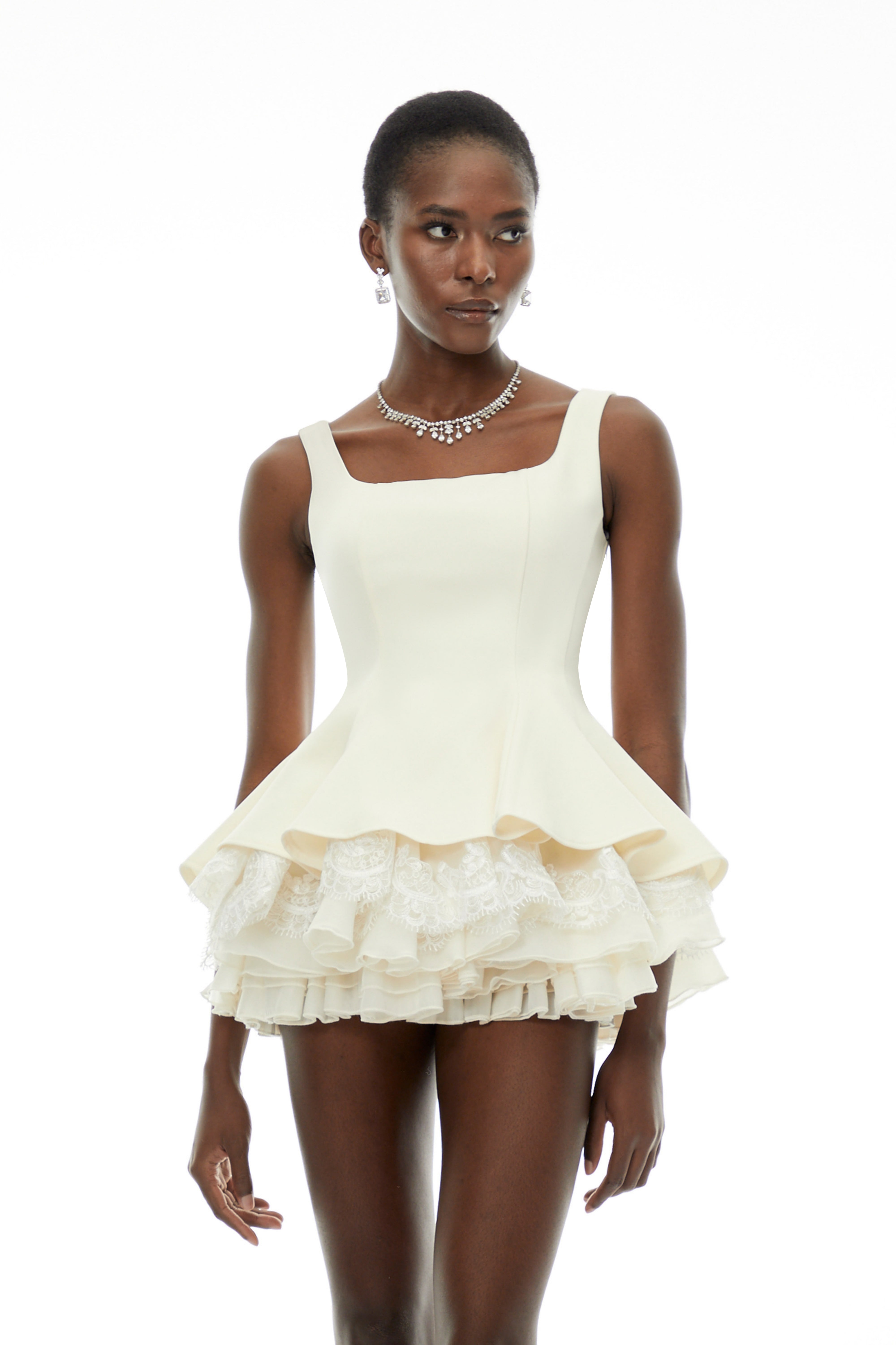 Mini-robe à volants et encolure carrée, couleur blanc iris