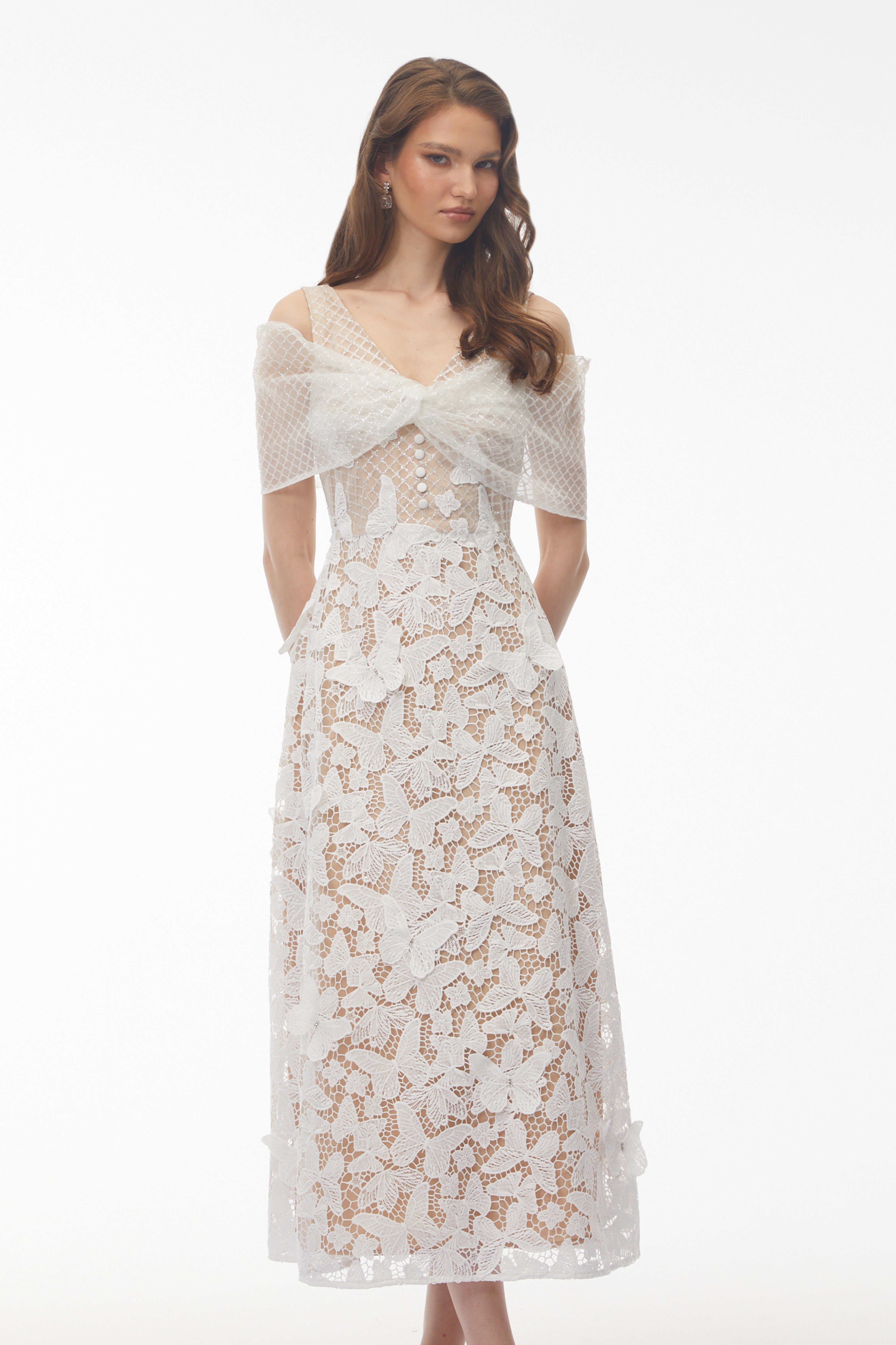 Robe mi-longue Isla White à épaules dénudées avec application papillon