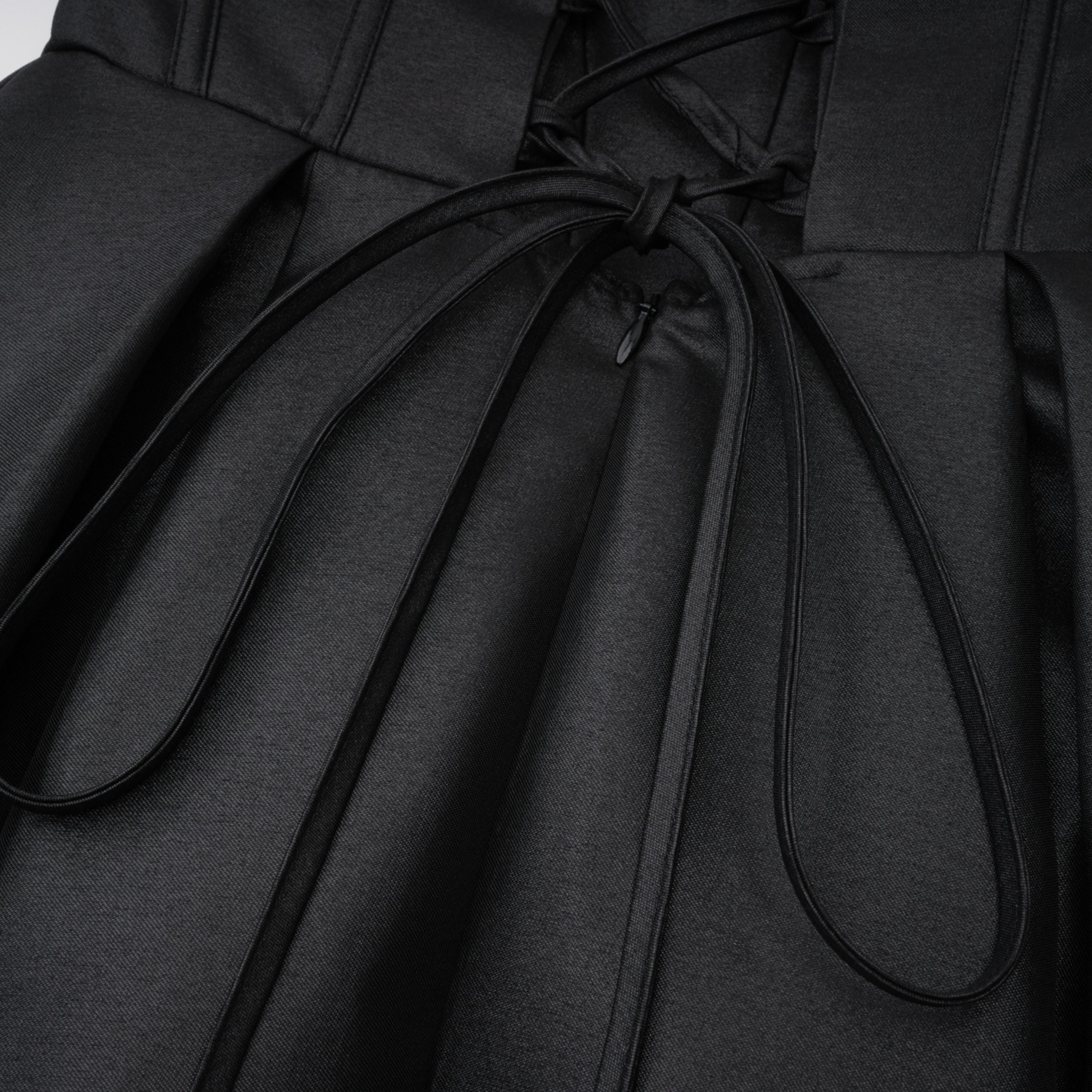 فستان طويل بصدّار كورسيه أسود من Ivana