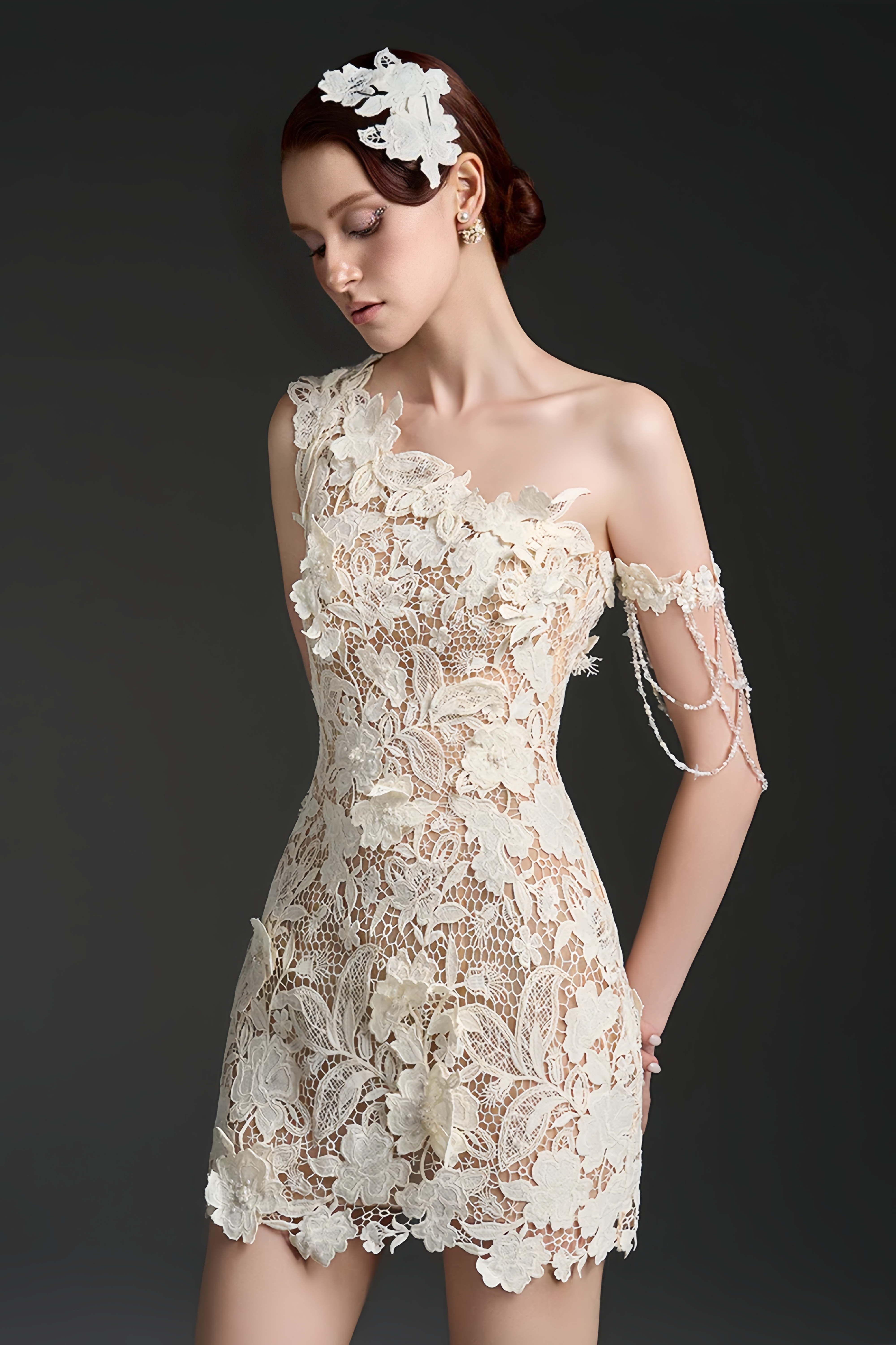 فستان قصير أبيض من أفالون بكتف واحد ومزين بنقوش زهرية