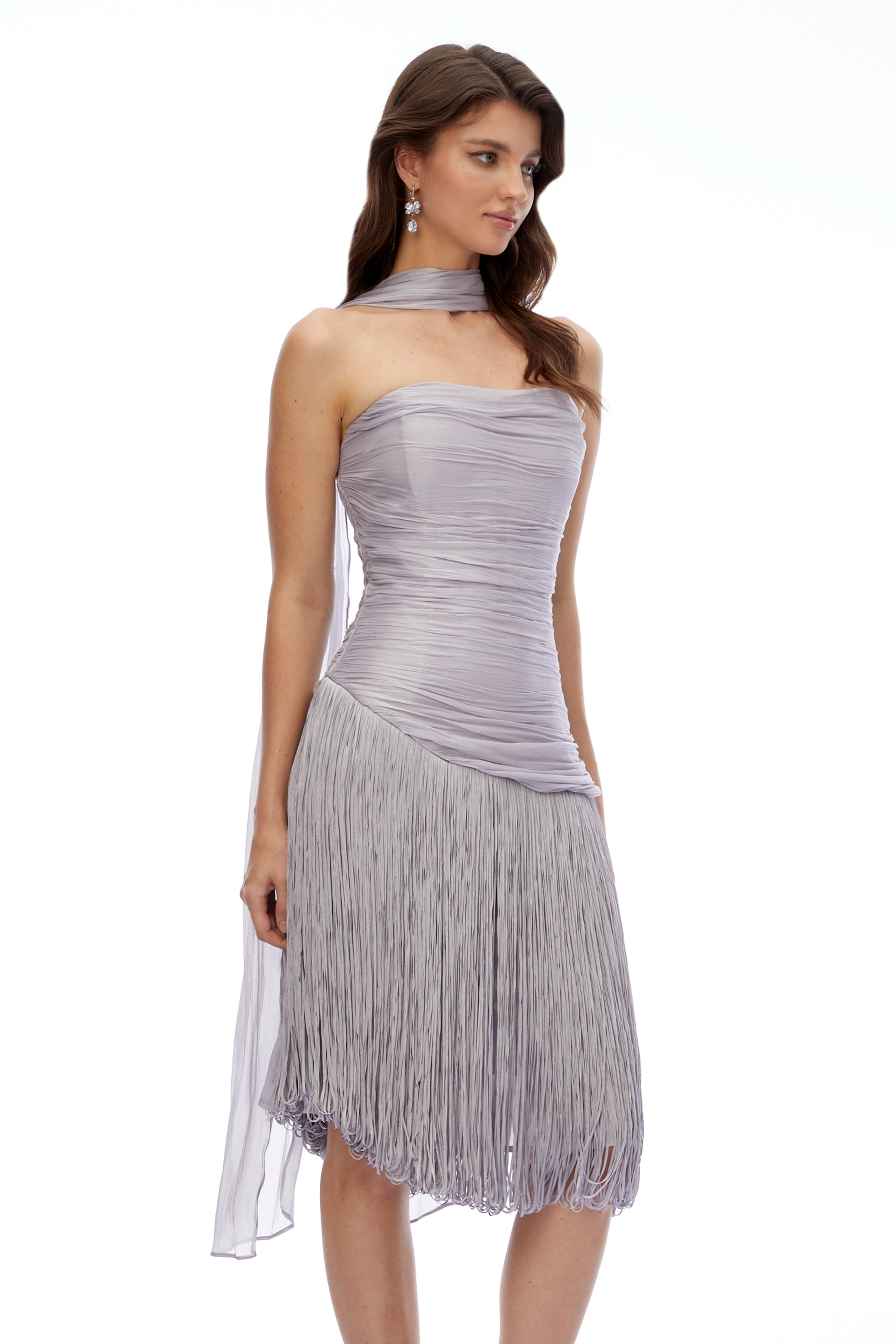 Robe mi-longue à fronces et franges, épaules dénudées, couleur violet fumé, par Amaia