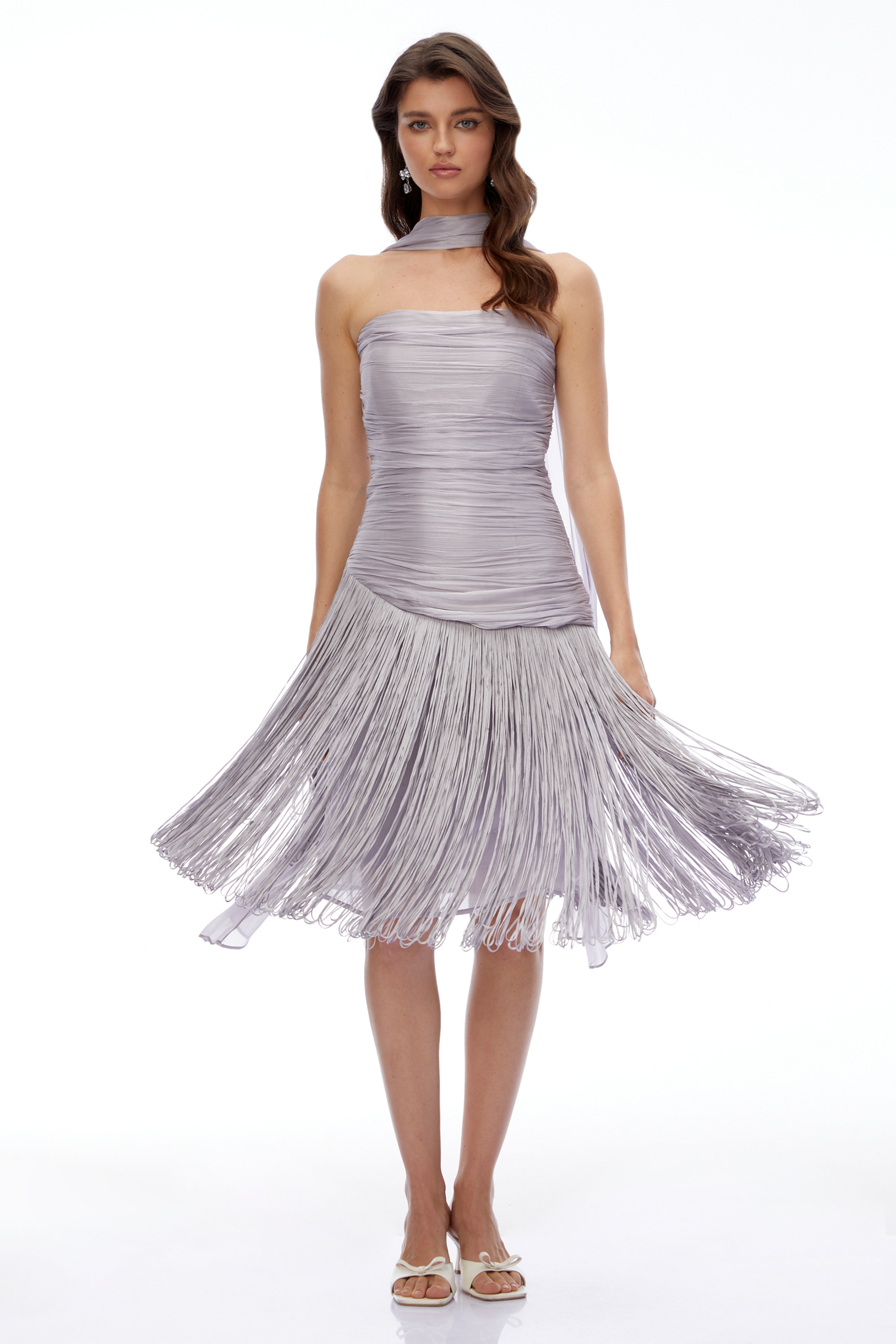 Robe mi-longue à fronces et franges, épaules dénudées, couleur violet fumé, par Amaia