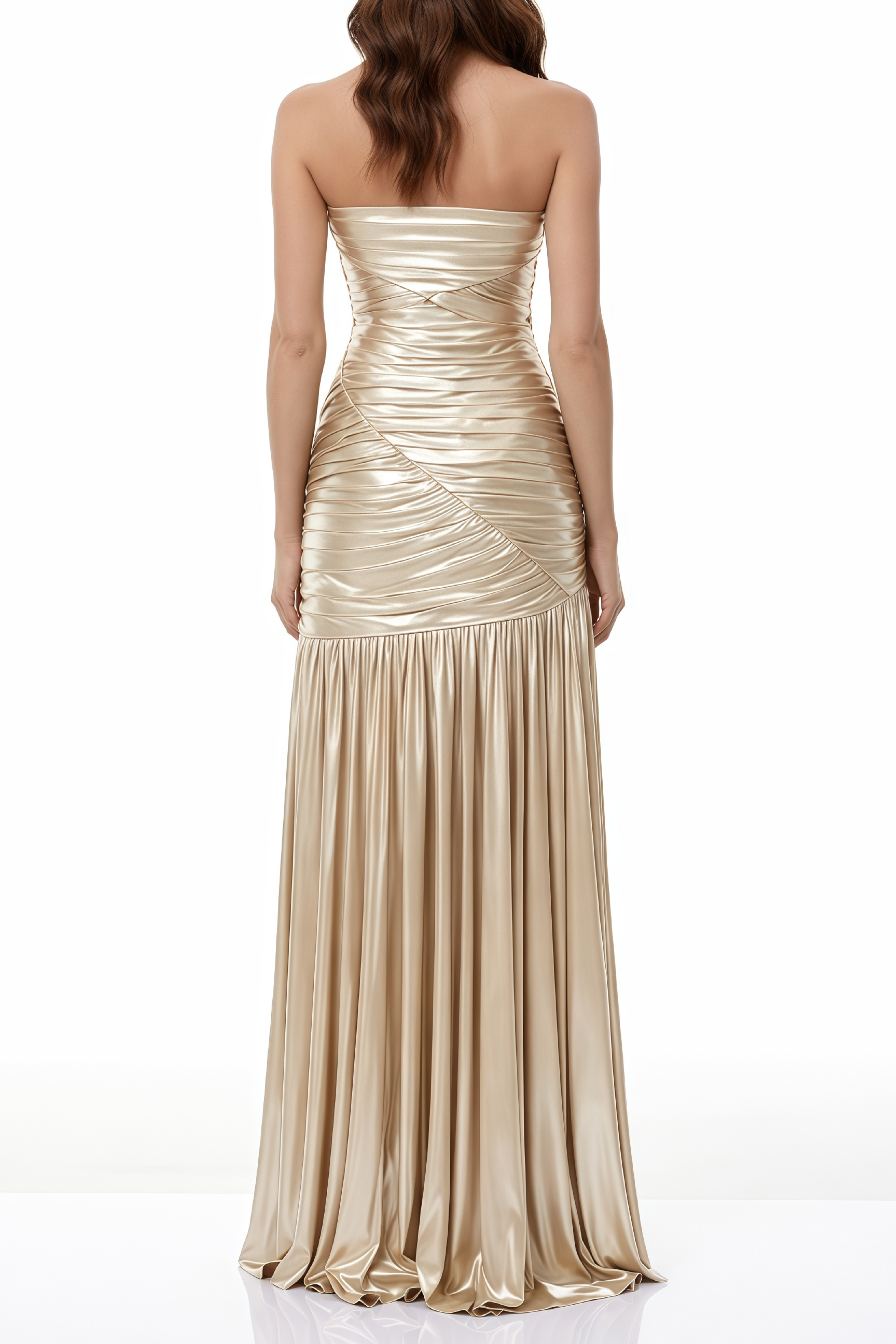 Jamila – Maxikleid aus Champagnerfarbenem, gerafftem Glanzstoff mit hohem Schlitz