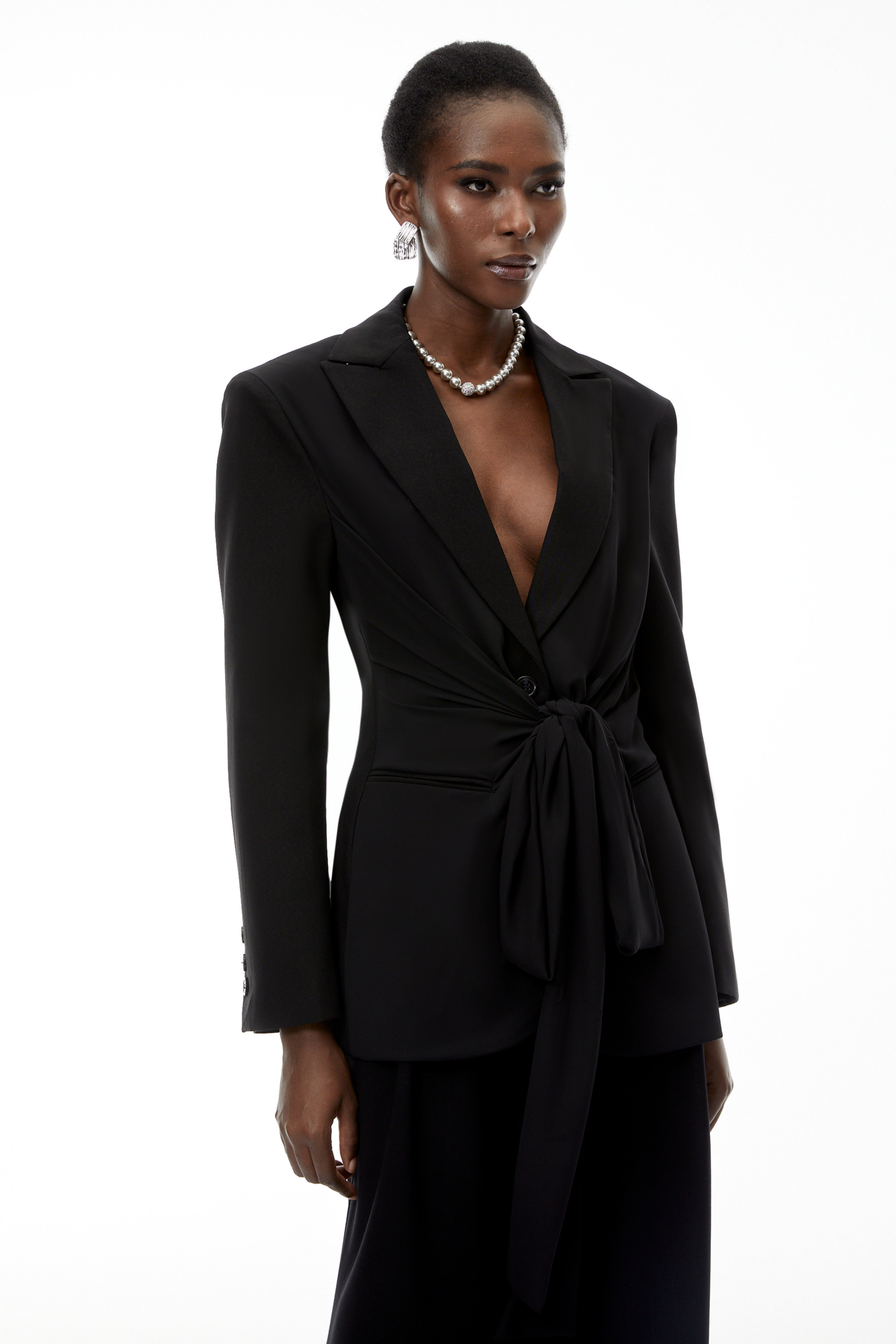 Jasmine – Wickelblazer in Schwarz mit Gürtel und Schleife