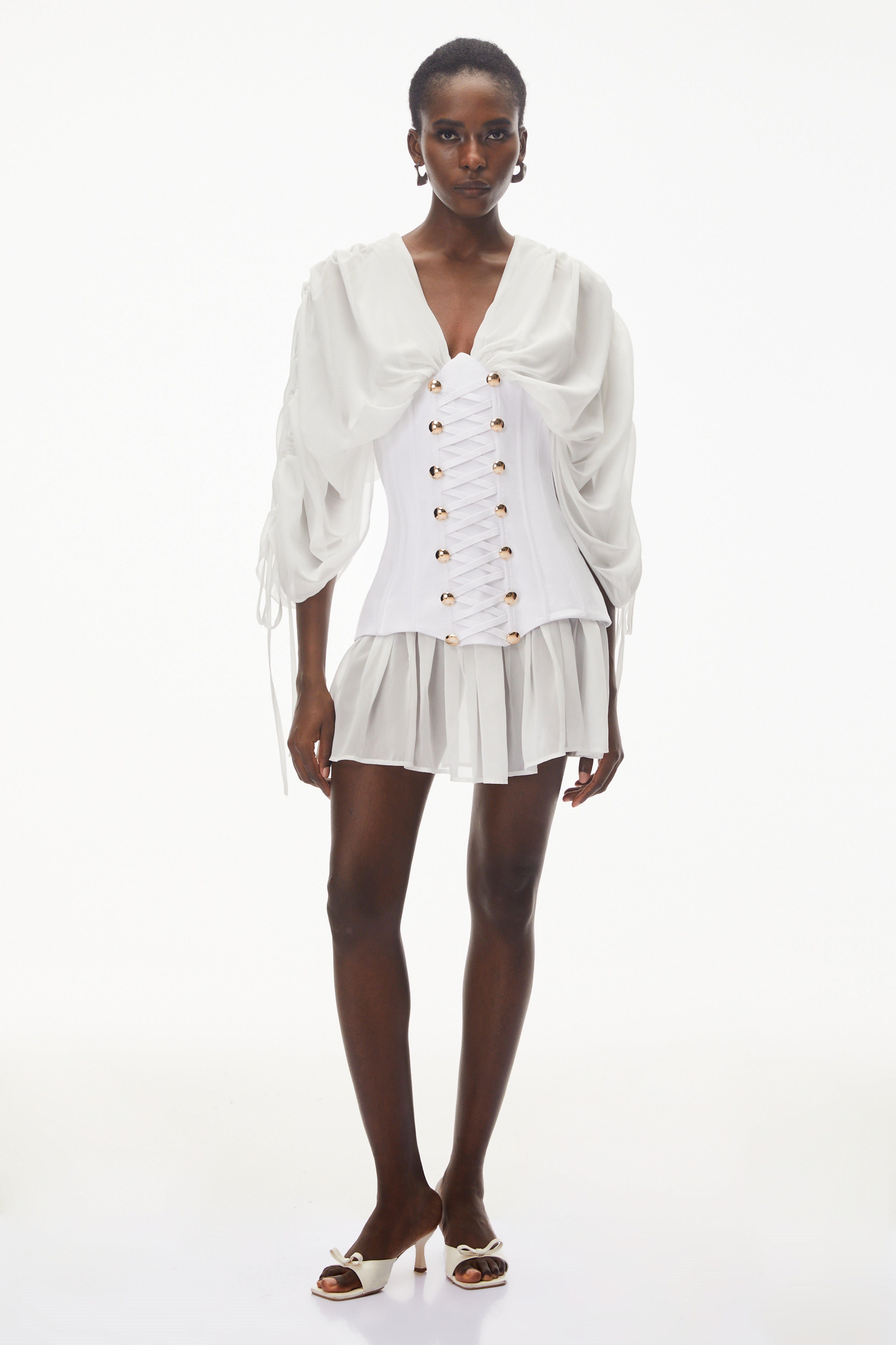 فستان قصير أبيض بياقة على شكل V ومزين بكشكشة