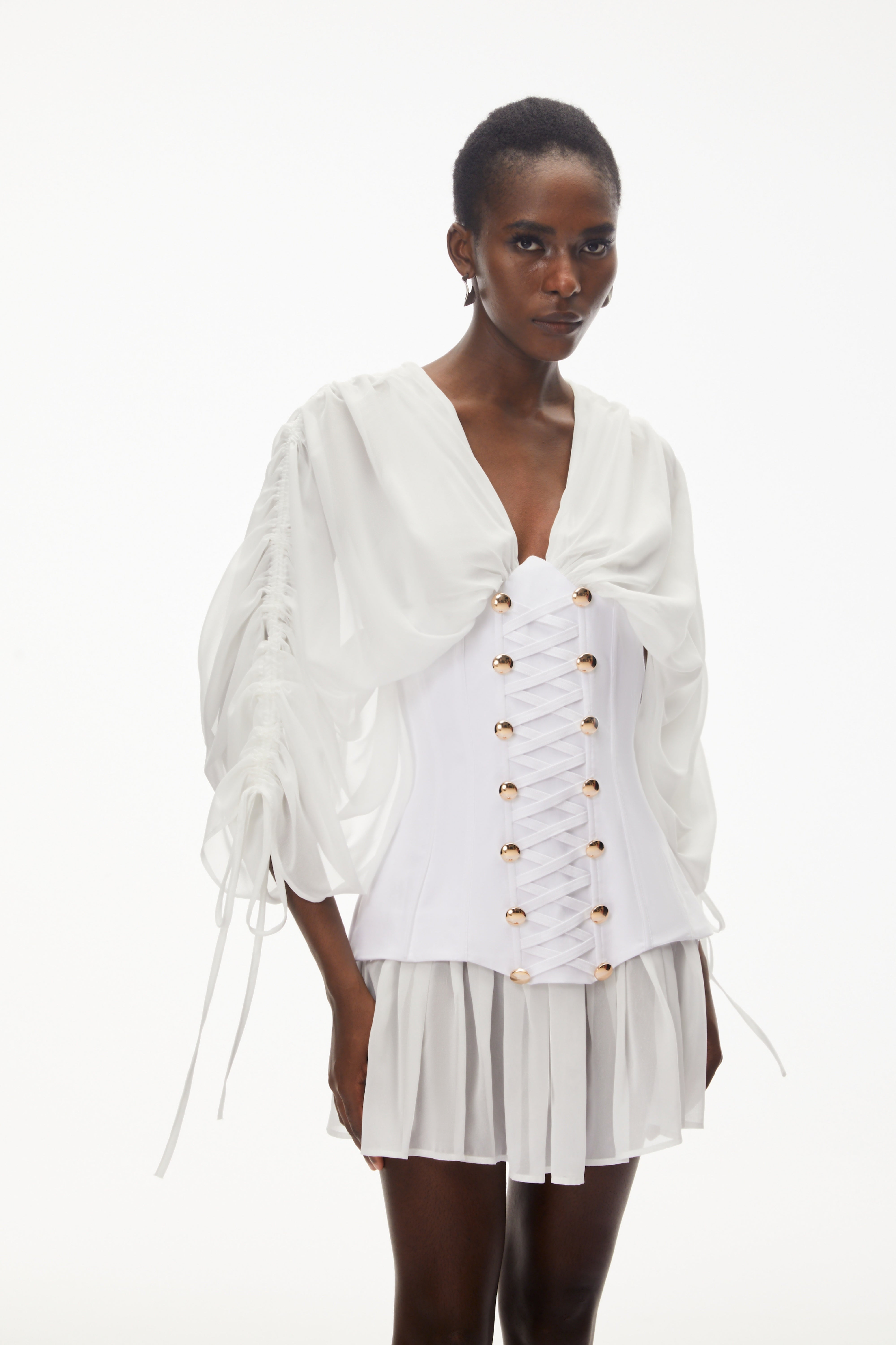 فستان قصير أبيض بياقة على شكل V ومزين بكشكشة