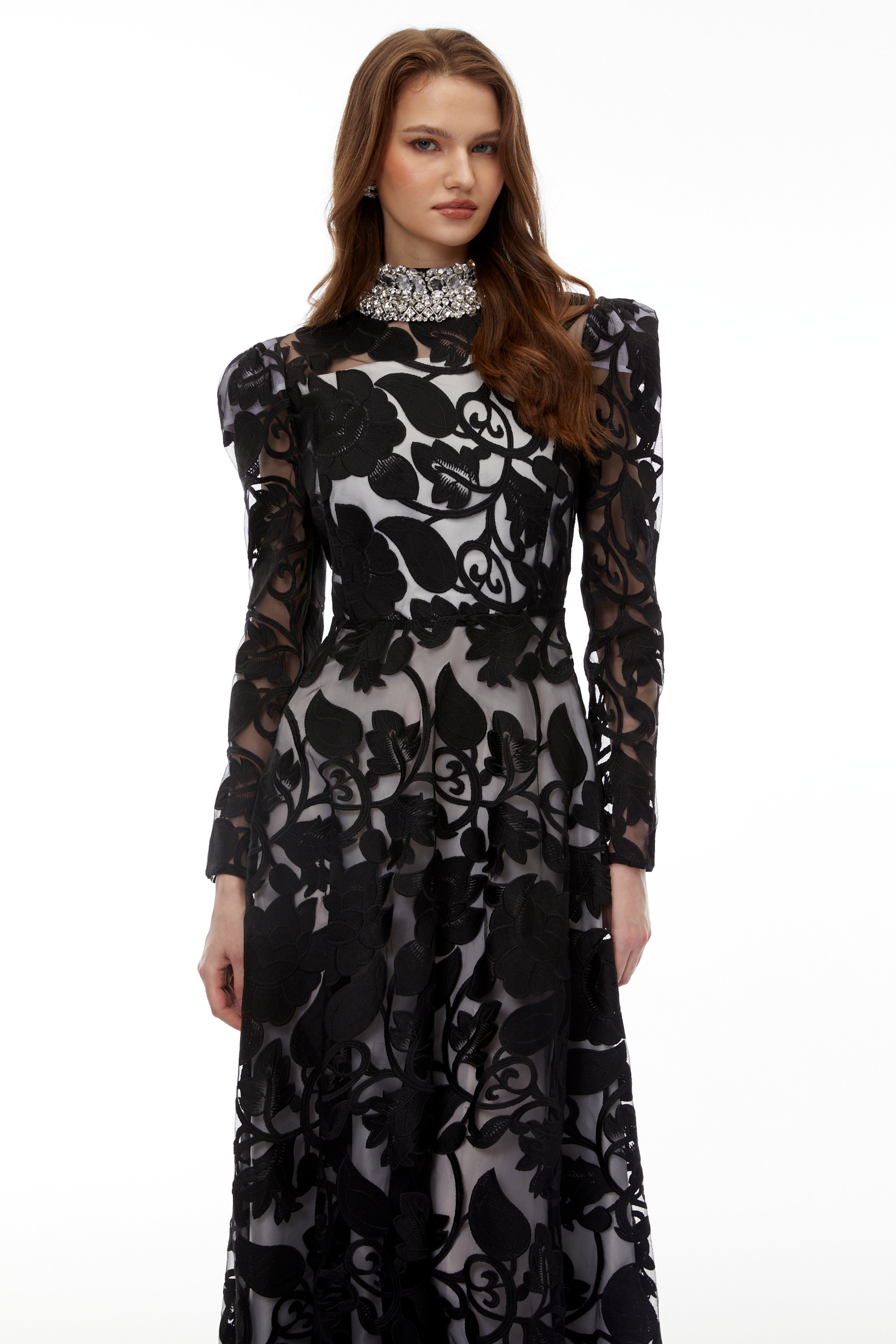 Maxikleid „Jocasta“ in Schwarz mit Blumenverzierung