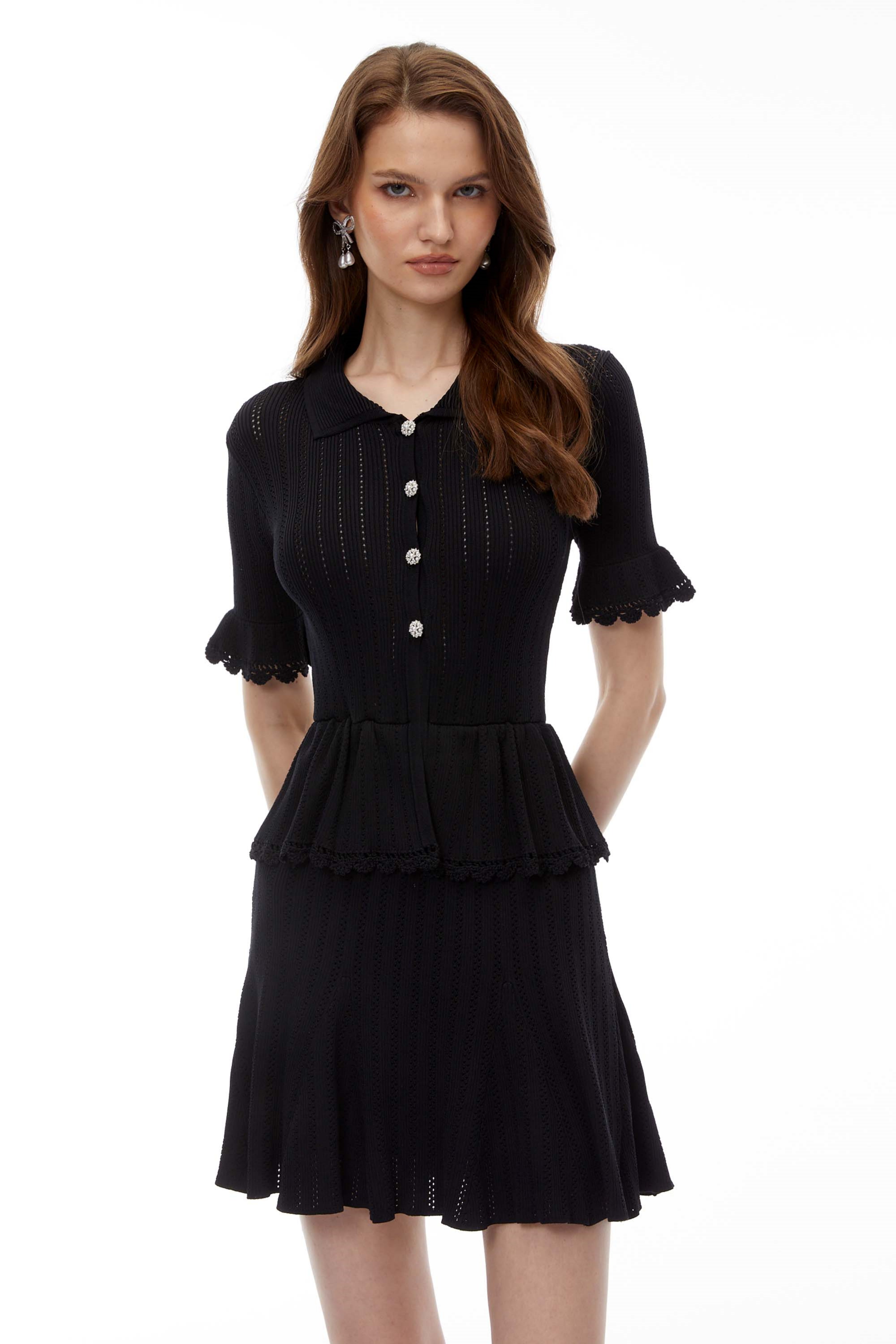 Jocasta – Schwarzes Minikleid aus Stretch-Strick mit Spitzenverzierung