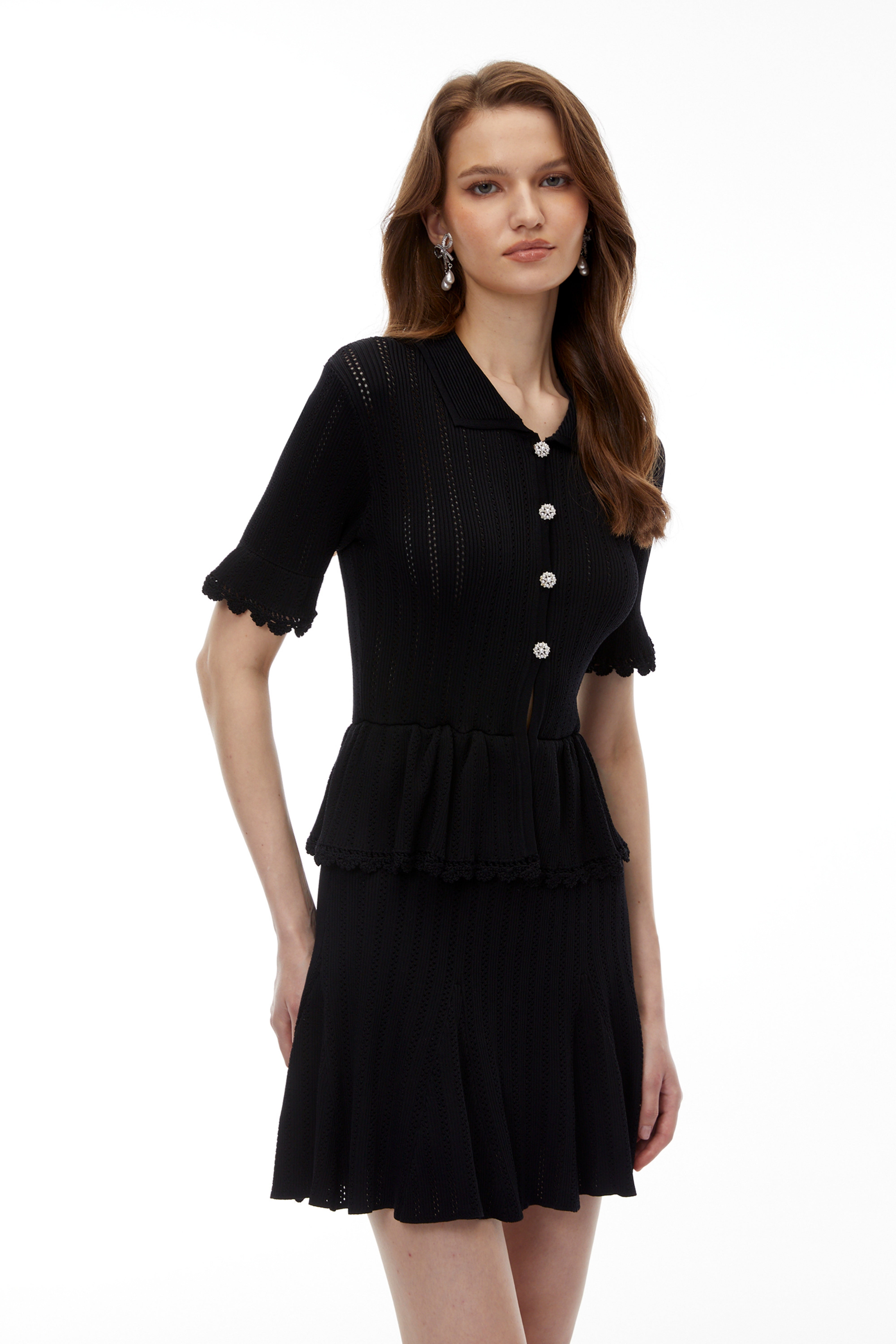 Jocasta – Schwarzes Minikleid aus Stretch-Strick mit Spitzenverzierung