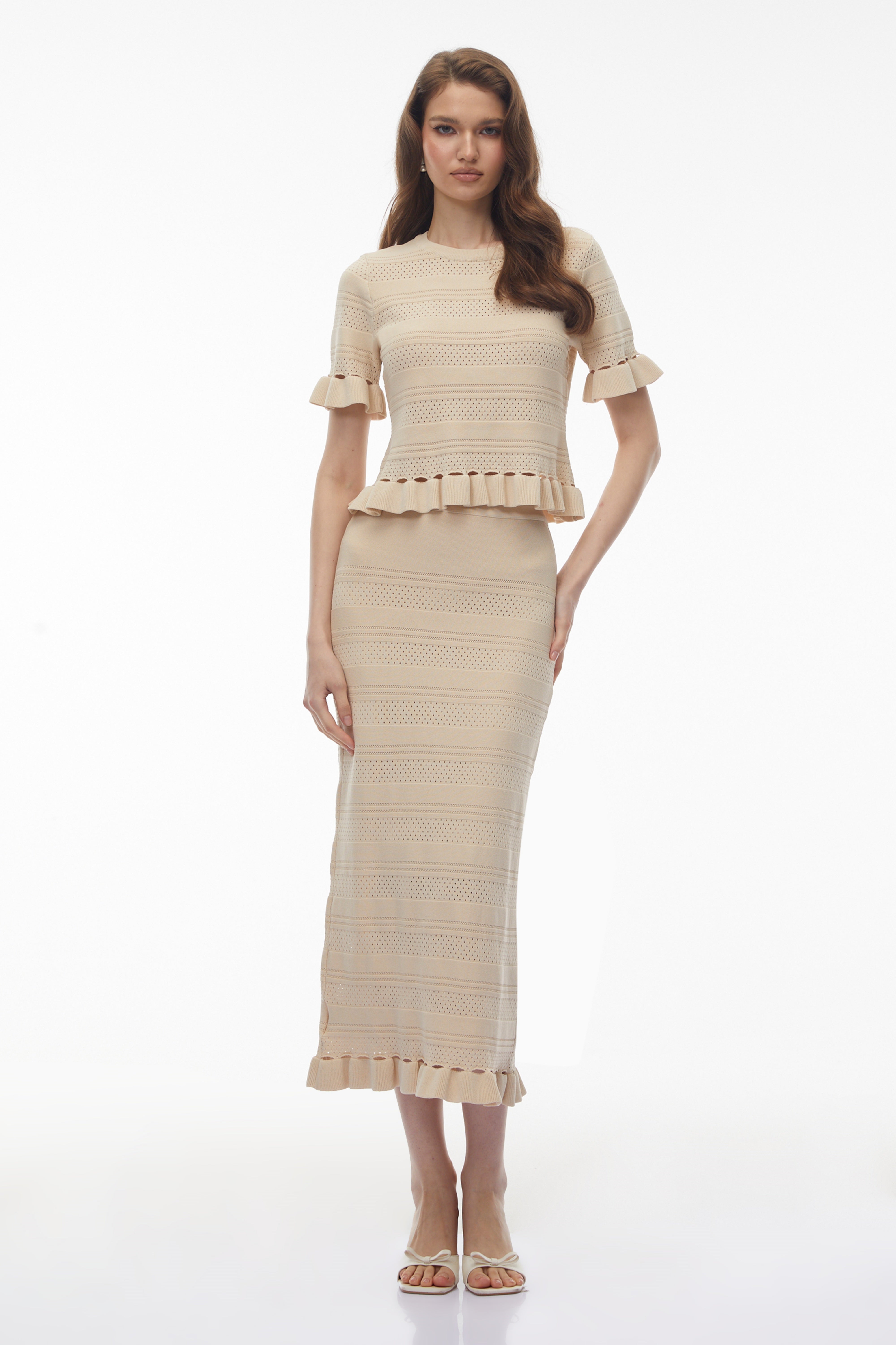 طقم بلوزة وتنورة من جوكاستا، من نسيج محبوك بياقة مستديرة وبألوان محايدة