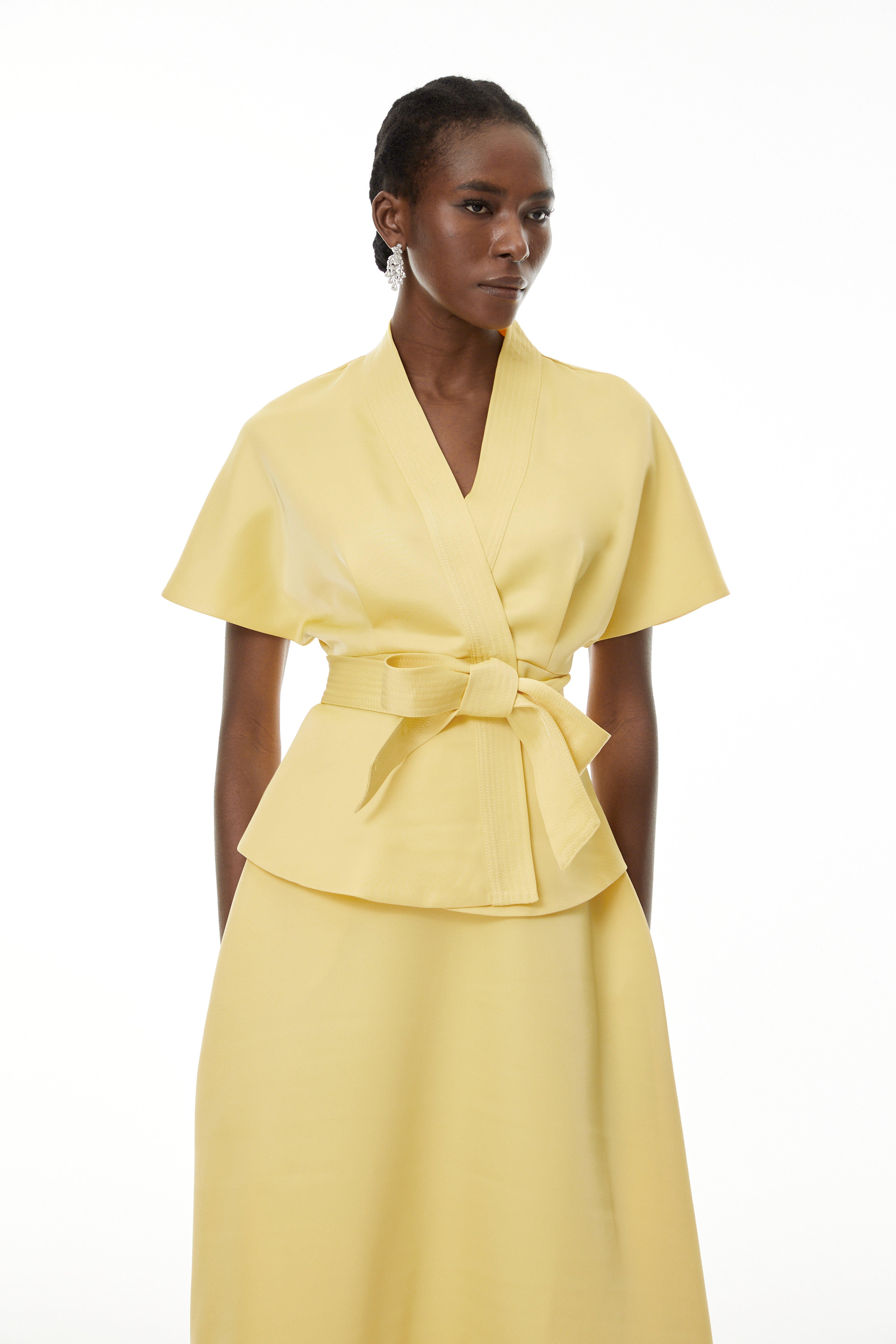 Johanna Gelbes Set aus Bluse zum Selbstbinden und Rock