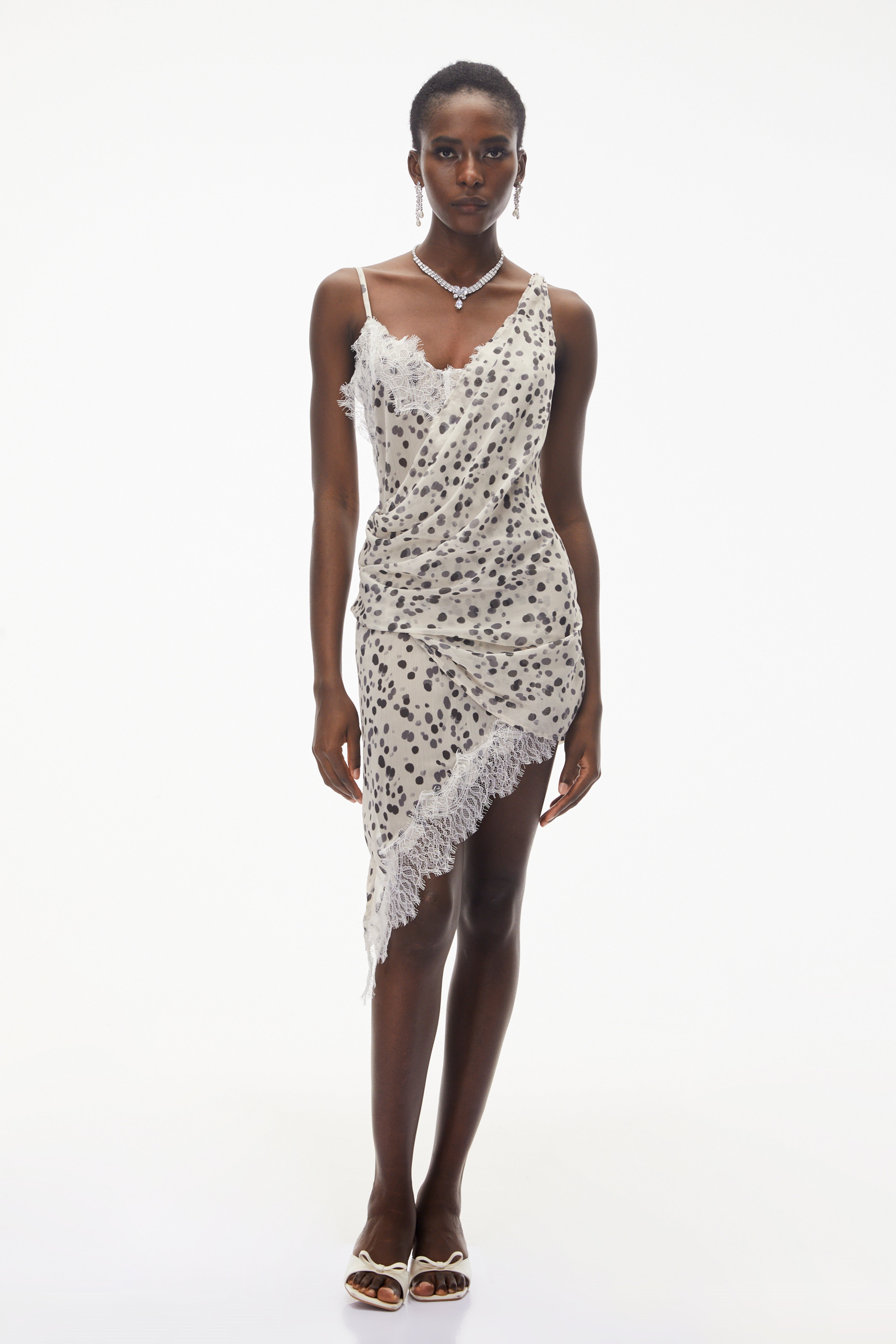 فستان قصير أبيض من جورد بنقشة البولكا مع أجزاء من الدانتيل