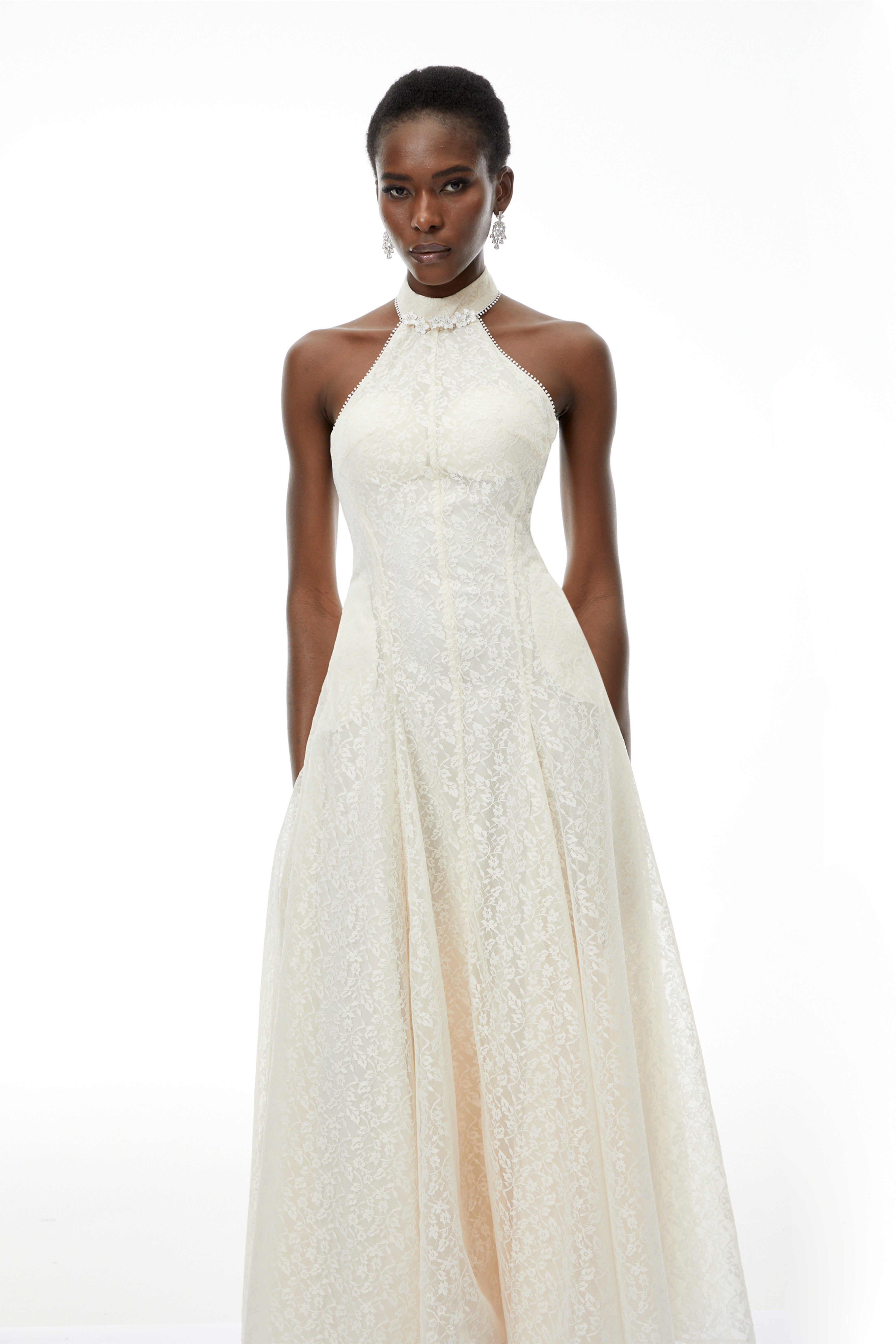 Juliet – cremefarbenes Maxikleid mit Neckholder und Blumenmuster aus Spitze