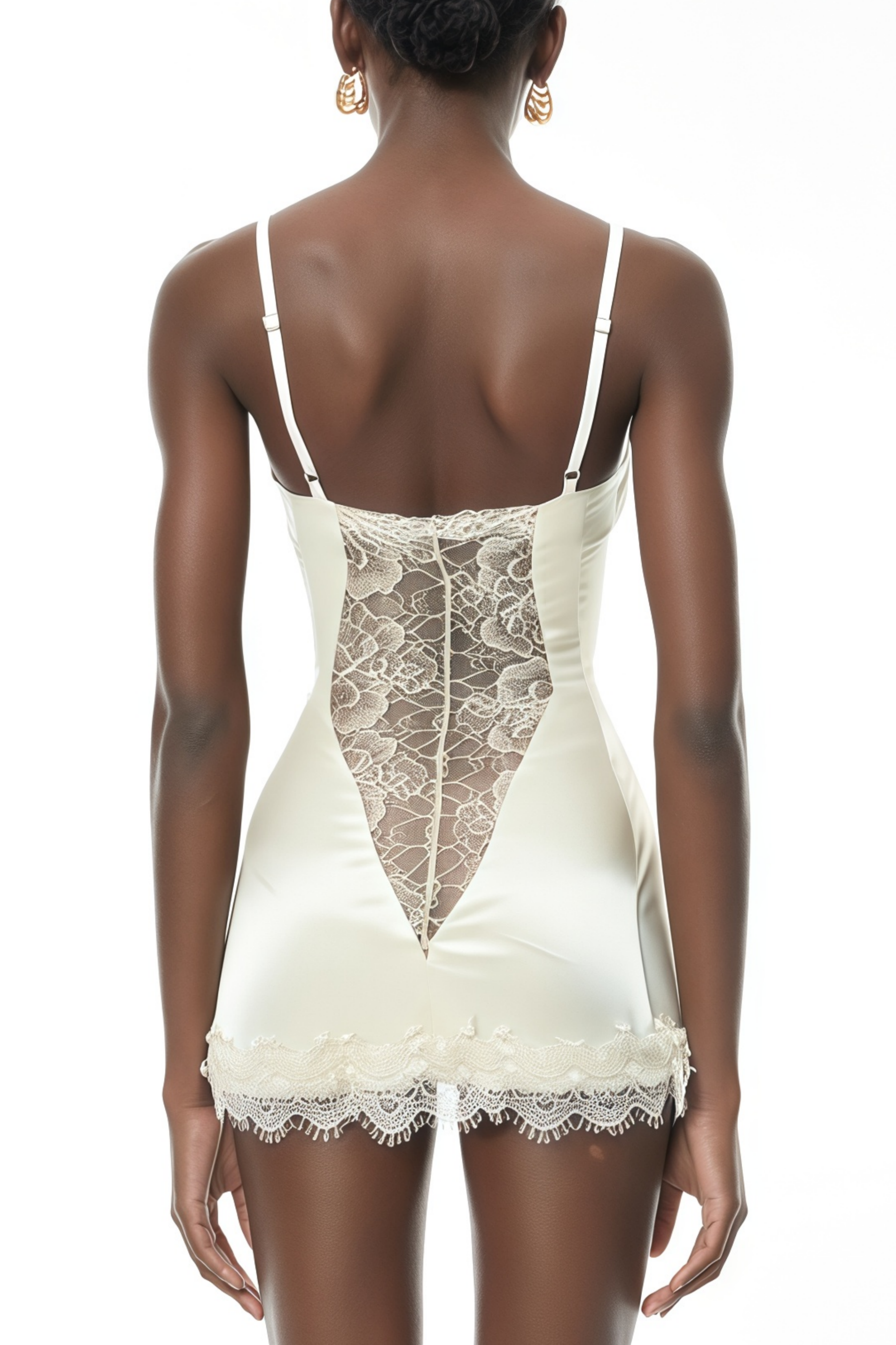 فستان قصير من الساتان الأبيض مع أجزاء من الدانتيل