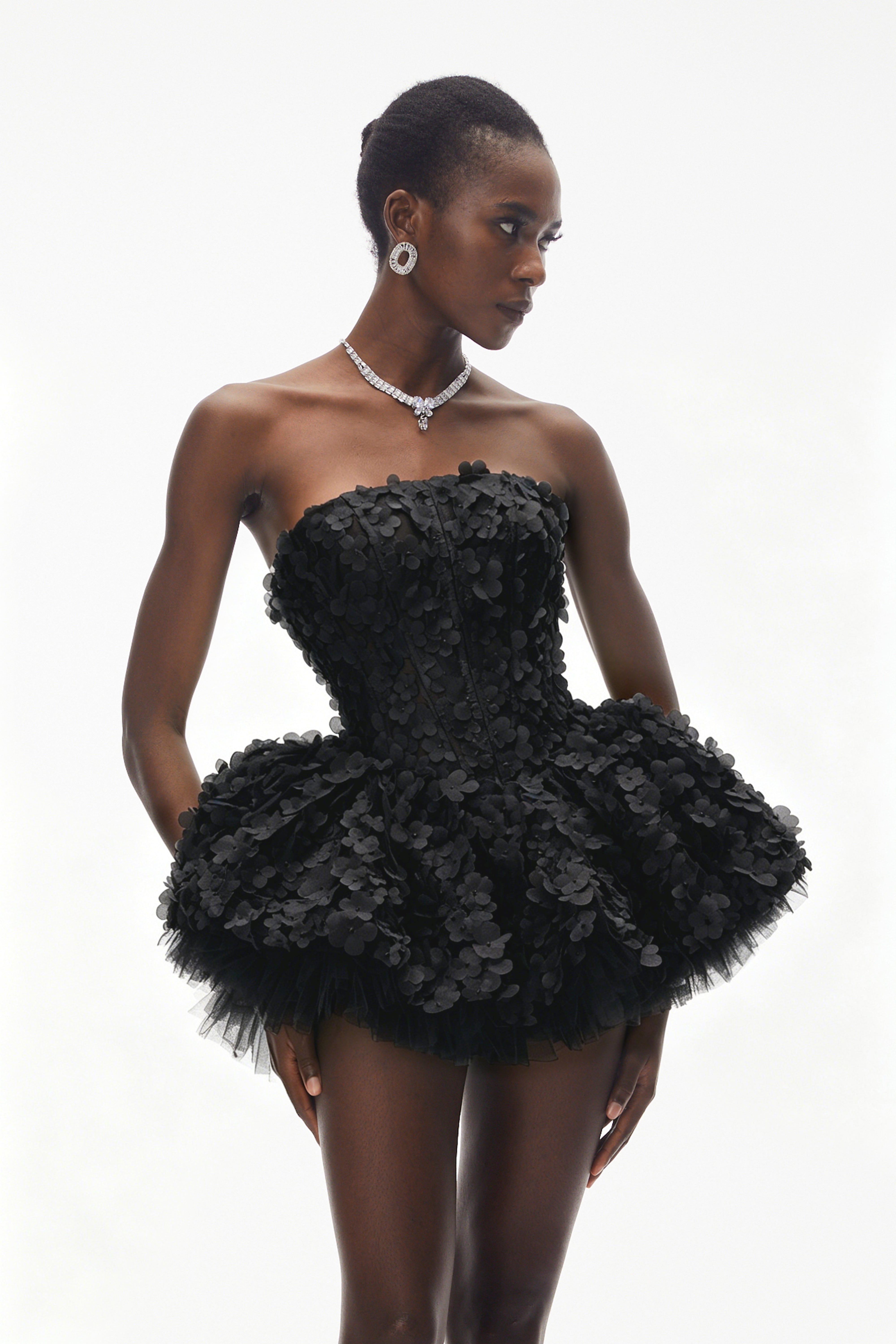 فستان قصير "بلاك" بزخارف بتلات ثلاثية الأبعاد باللون الأسود لشهر يونيو