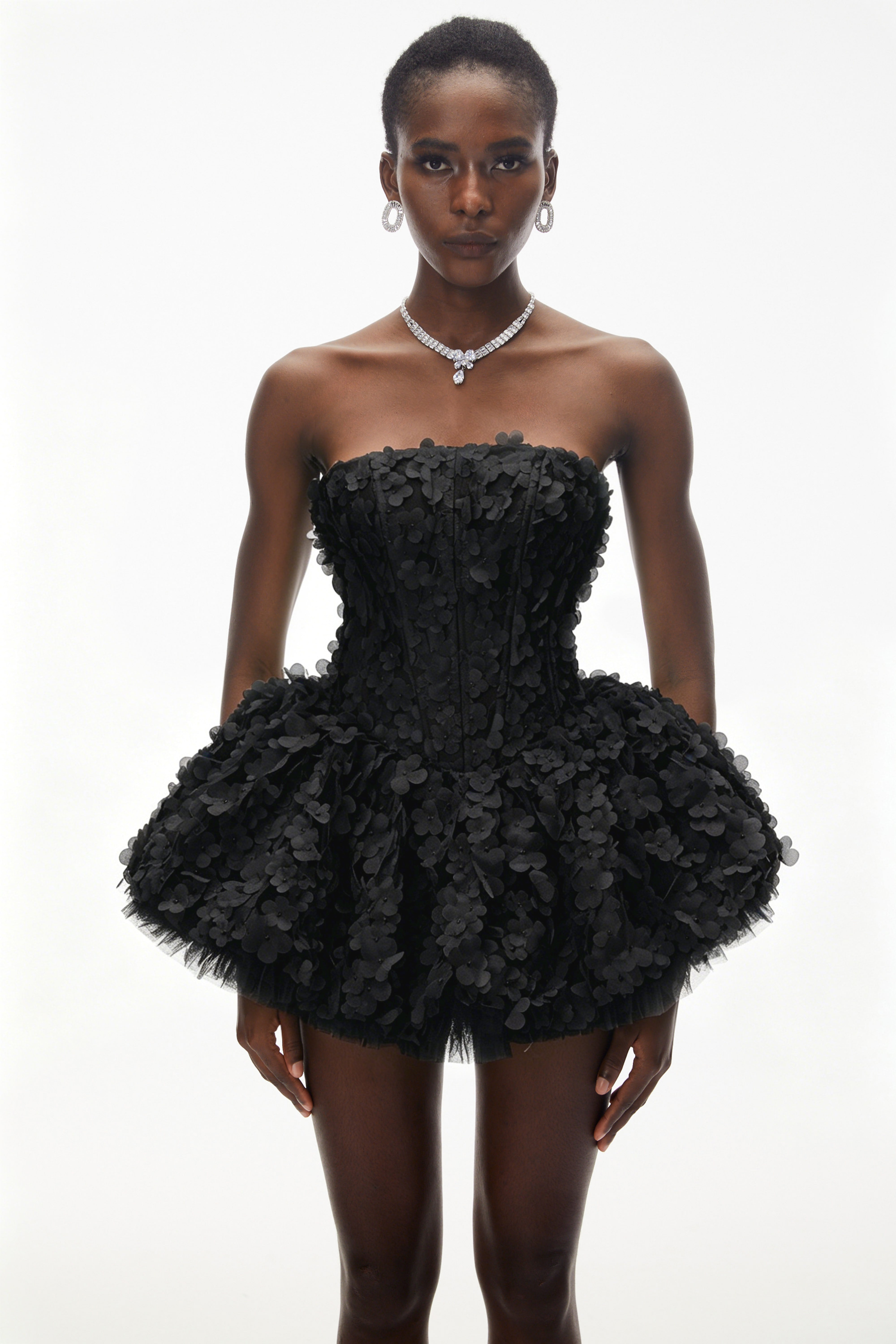 فستان قصير "بلاك" بزخارف بتلات ثلاثية الأبعاد باللون الأسود لشهر يونيو