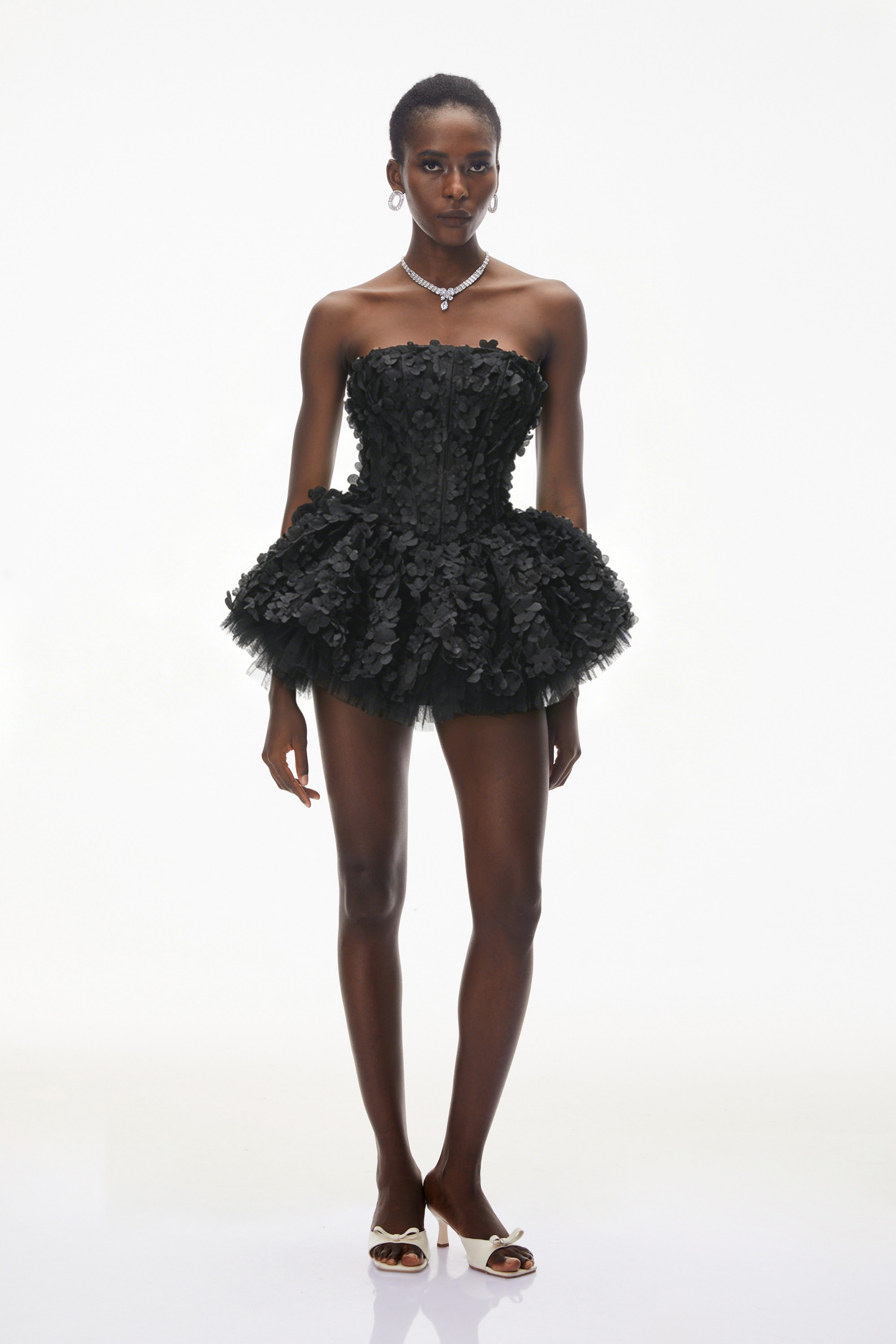 فستان قصير "بلاك" بزخارف بتلات ثلاثية الأبعاد باللون الأسود لشهر يونيو