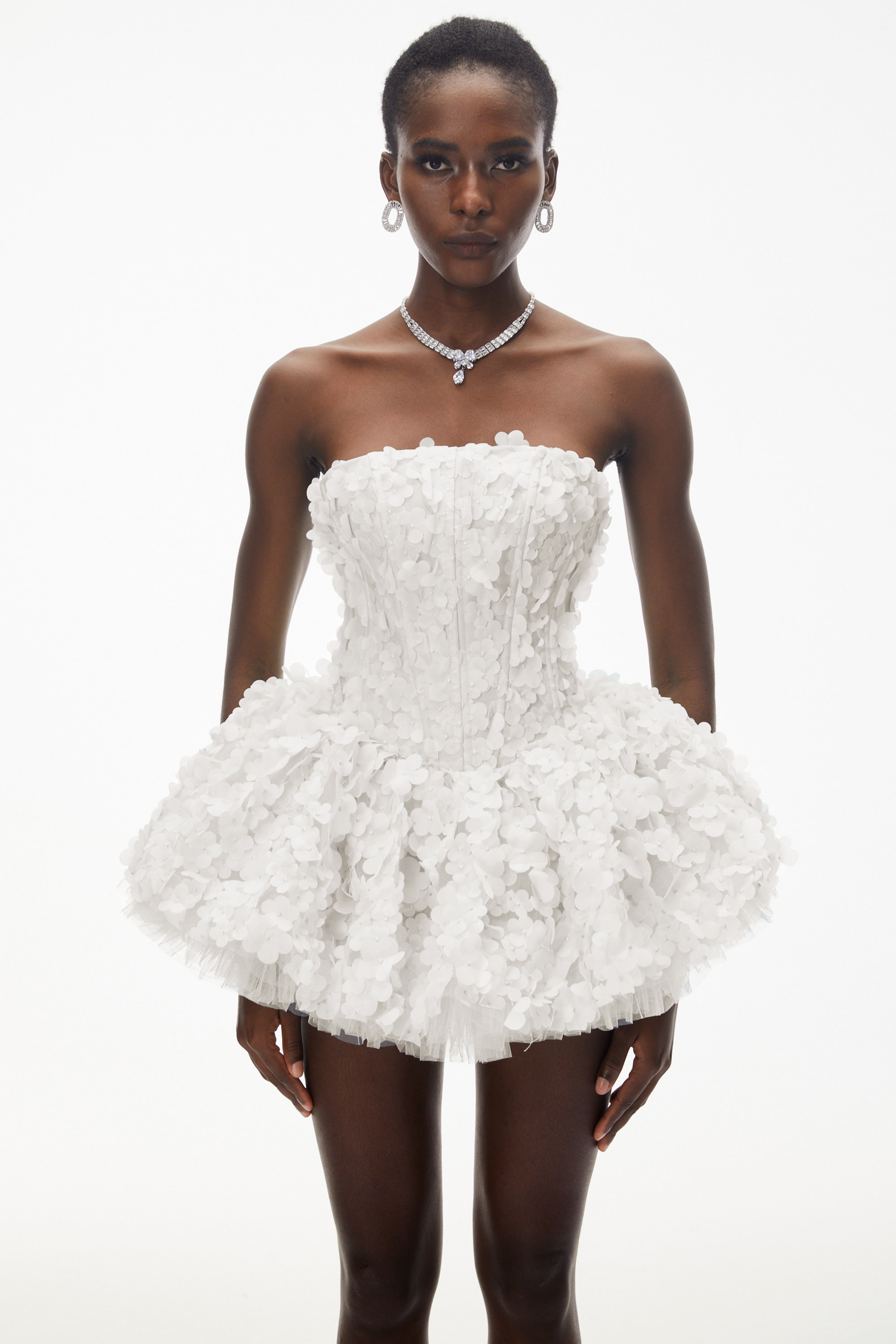 فستان قصير "بيتل باف" باللون الأبيض من June White بتصميم ثلاثي الأبعاد