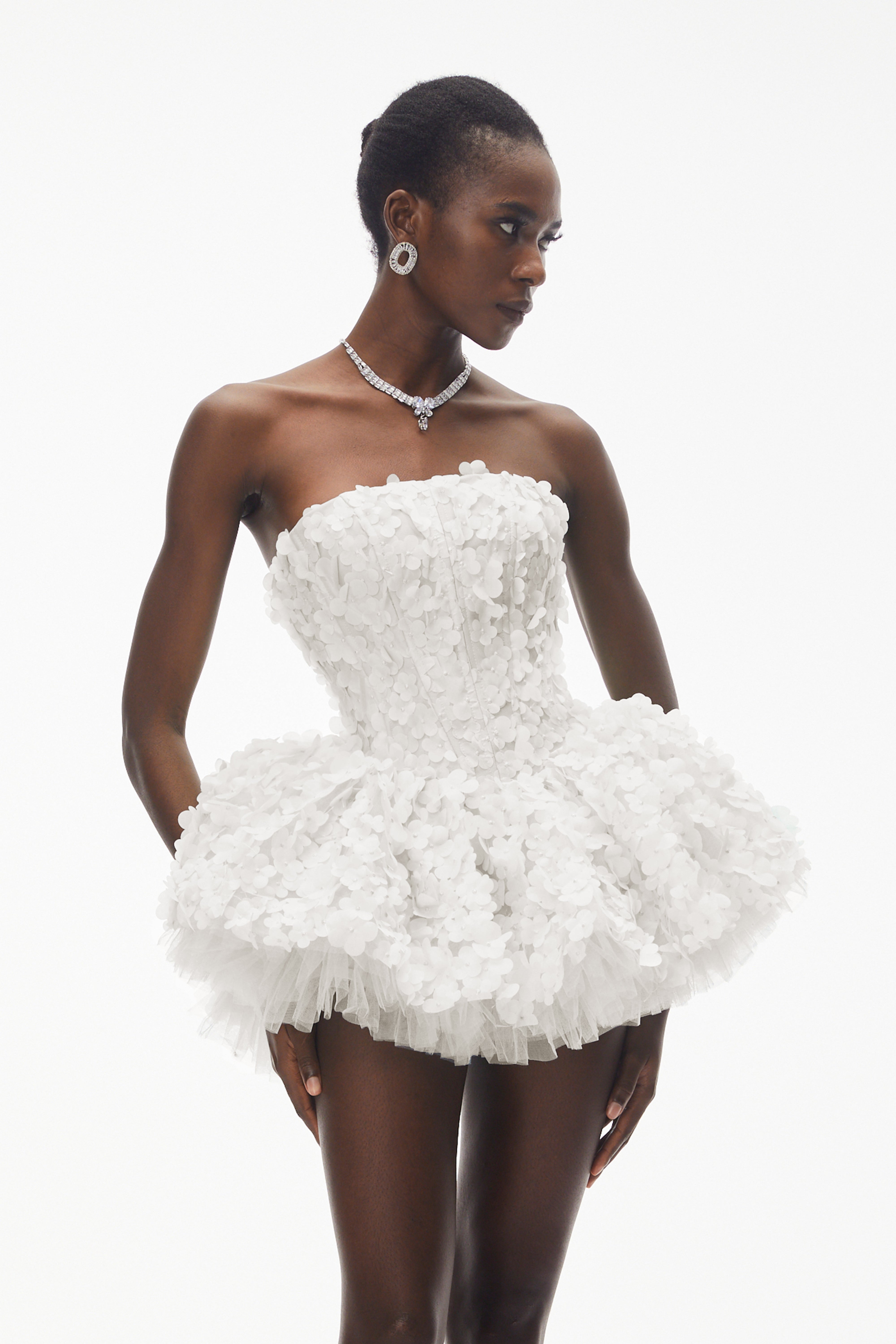 فستان قصير "بيتل باف" باللون الأبيض من June White بتصميم ثلاثي الأبعاد